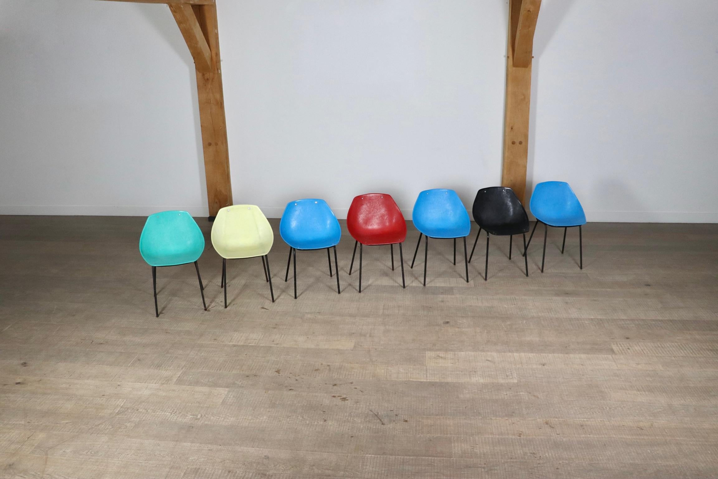 Set of 6 Coquillage chairs by Pierre Guariche for Meurop, Belgium, 1960s. These chairs are also known as “Shell” chairs.
These black, red, yellow, blue, and green shells made of propylene have a base of black enamel steel.
A fun, bright colored set