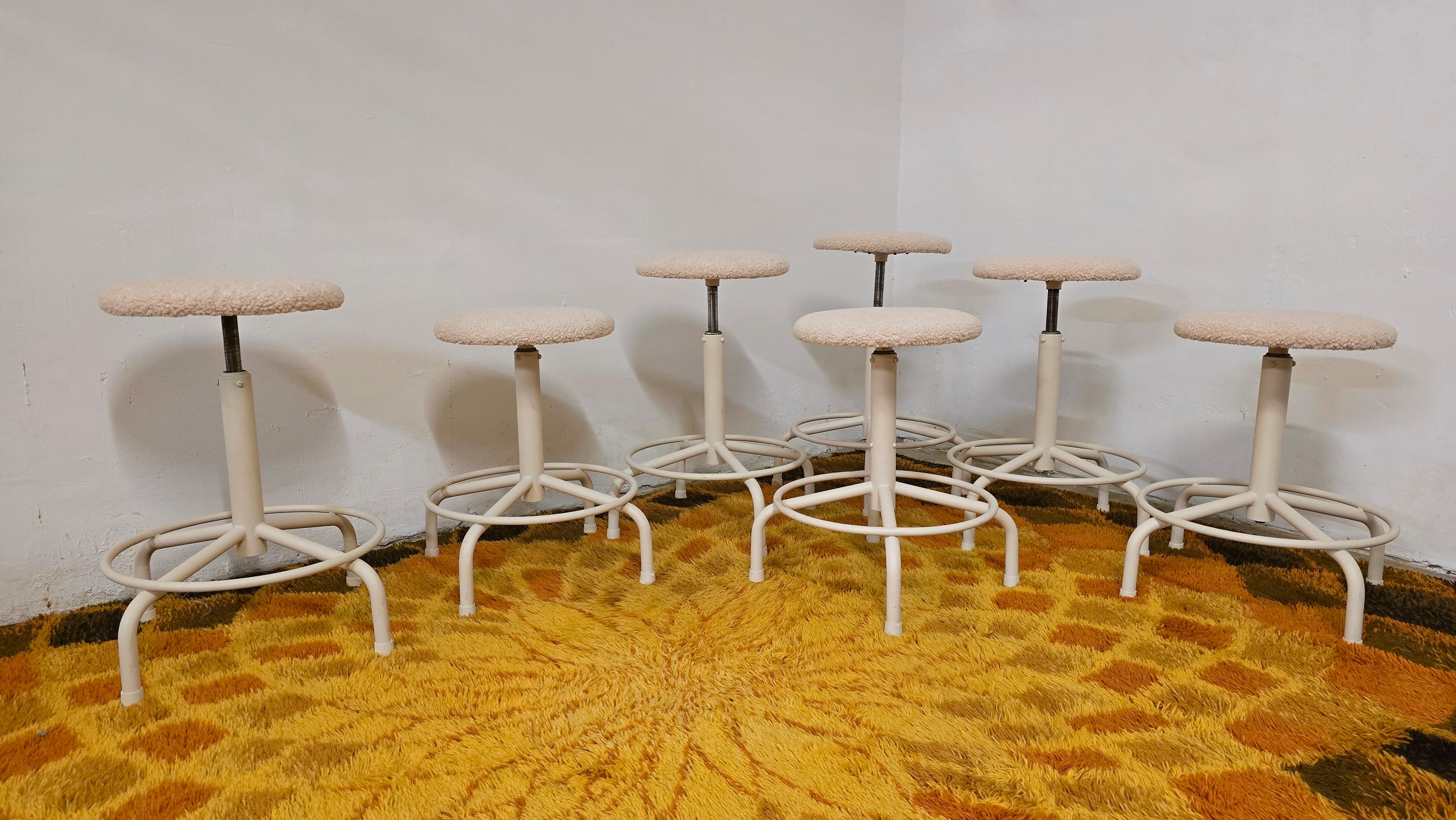 Ensemble de 7 tabourets industriels vintage réglables en vente 3