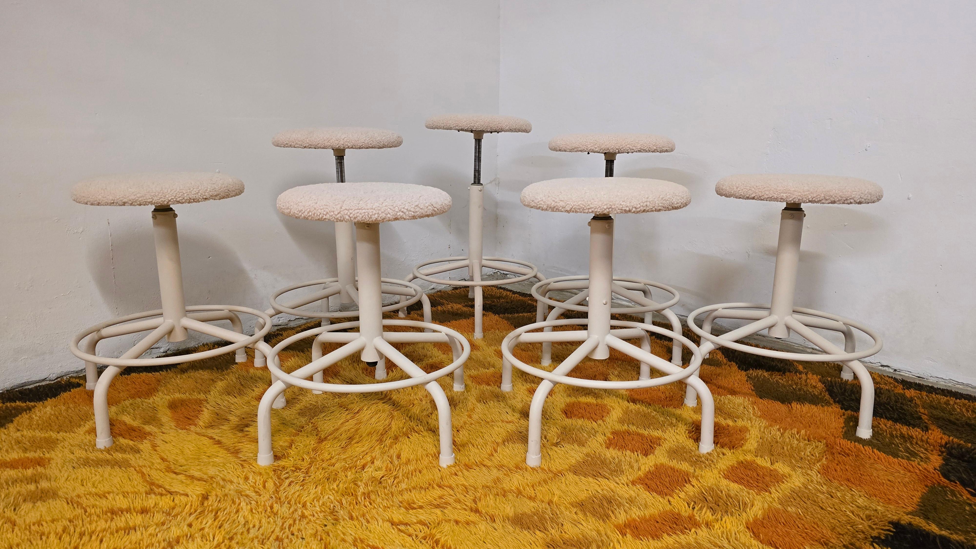 Ensemble de 7 tabourets industriels vintage réglables en vente 4