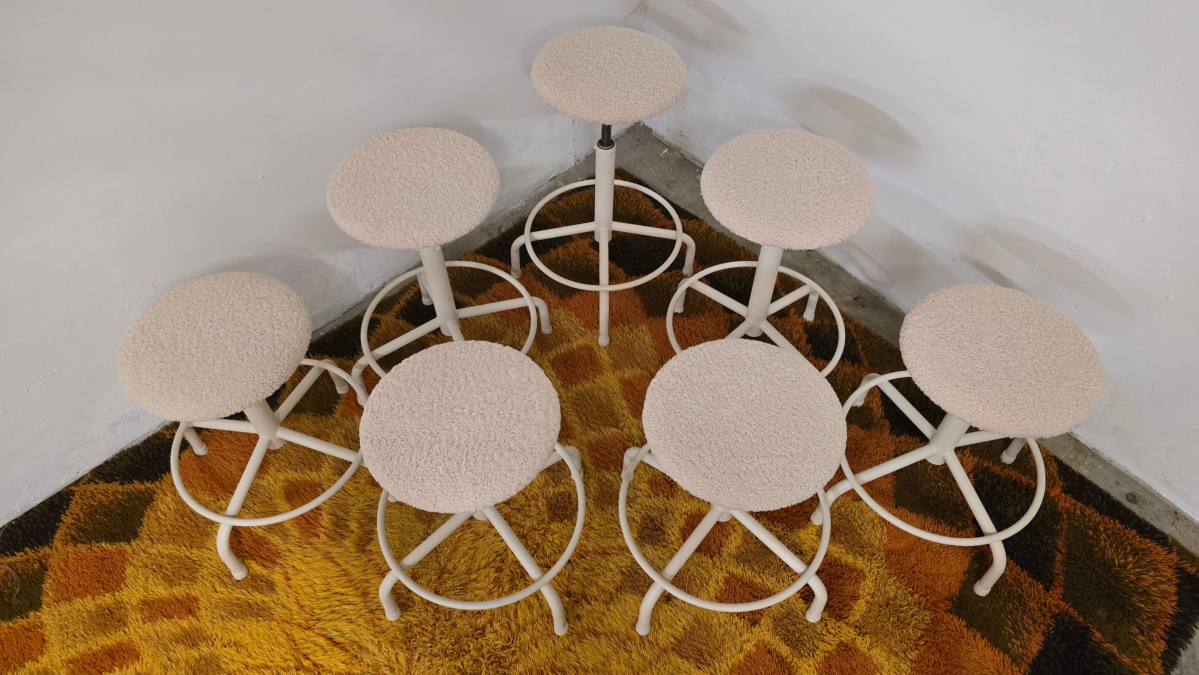 Ensemble de 7 tabourets industriels vintage réglables en vente 7