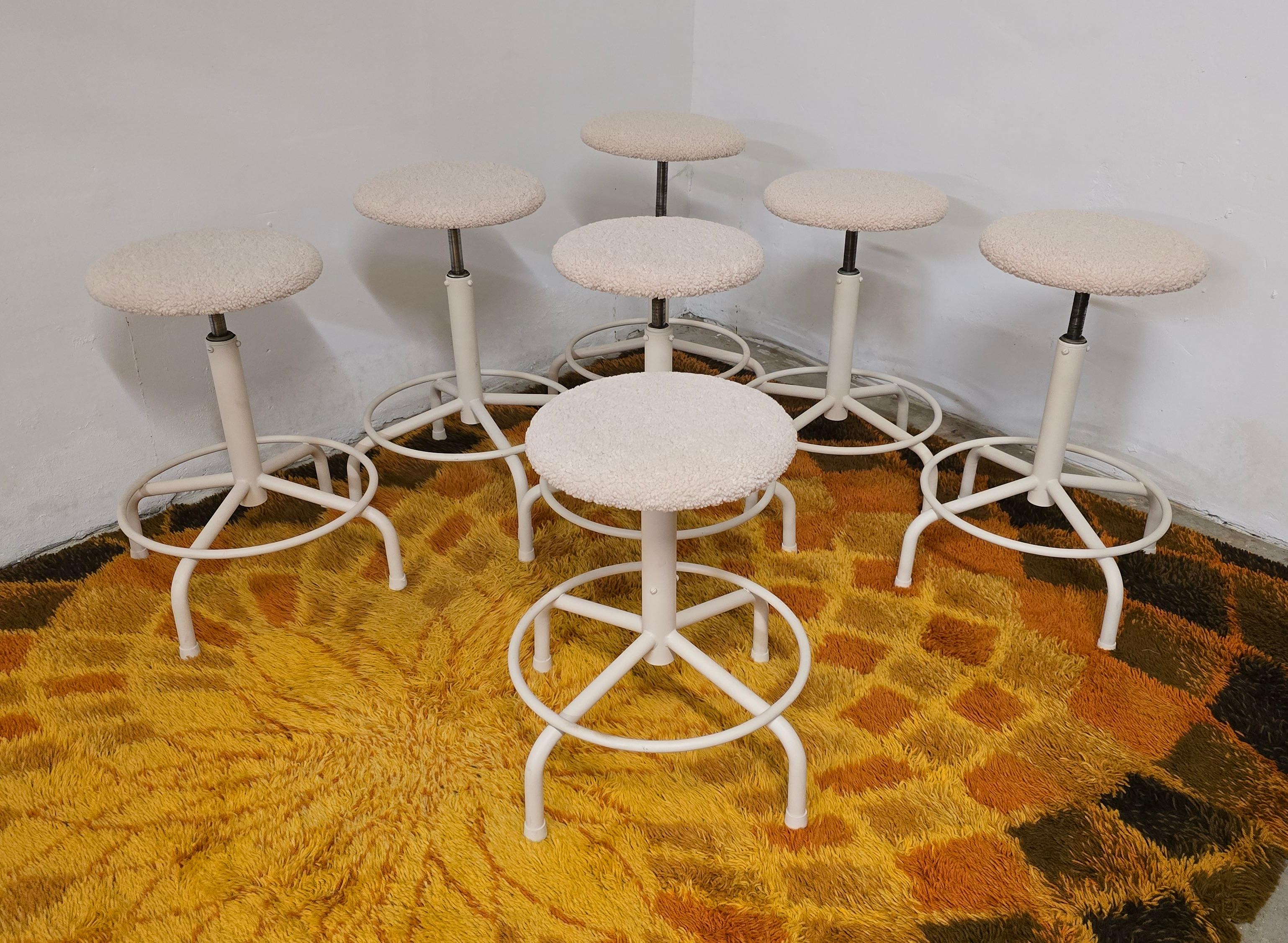 Ensemble de 7 tabourets réglables vintage industriels - repeints et remeublés en tissu bouclé

Un ensemble rare et magnifiquement restauré de 7 tabourets industriels du milieu du 20e siècle en Europe. Chaque tabouret a été repeint dans une couleur