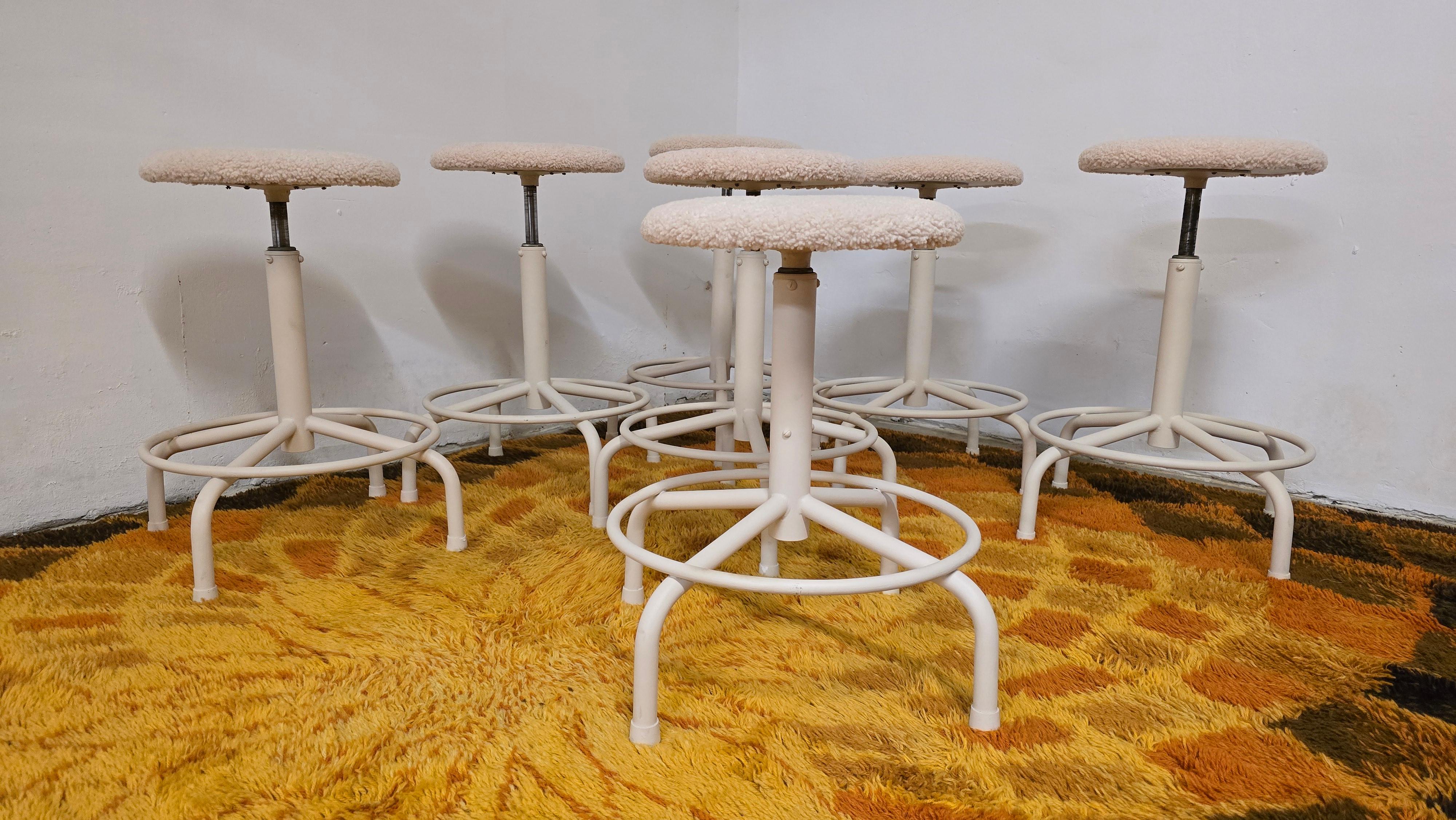 20ième siècle Ensemble de 7 tabourets industriels vintage réglables en vente