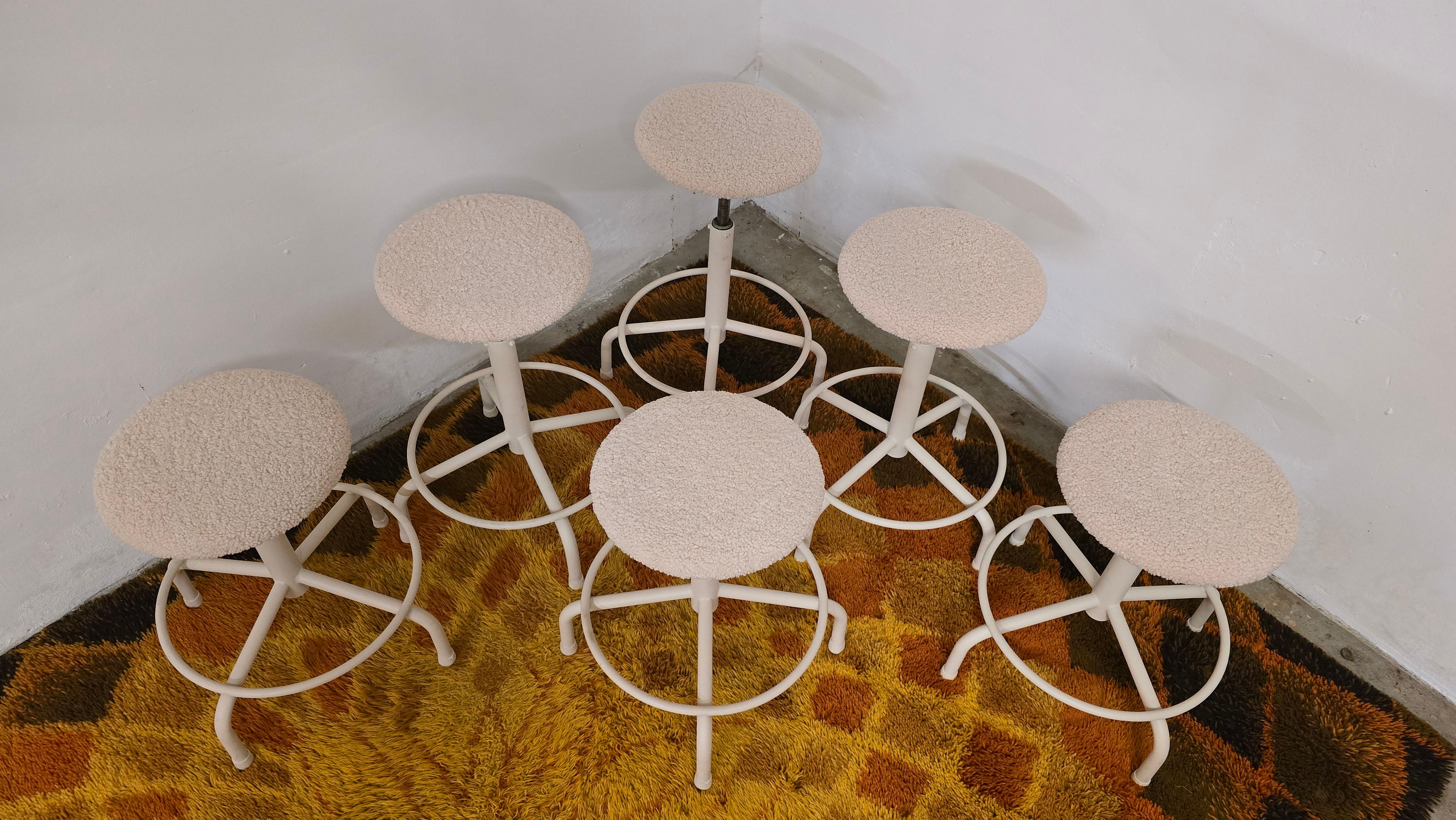 Métal Ensemble de 7 tabourets industriels vintage réglables en vente