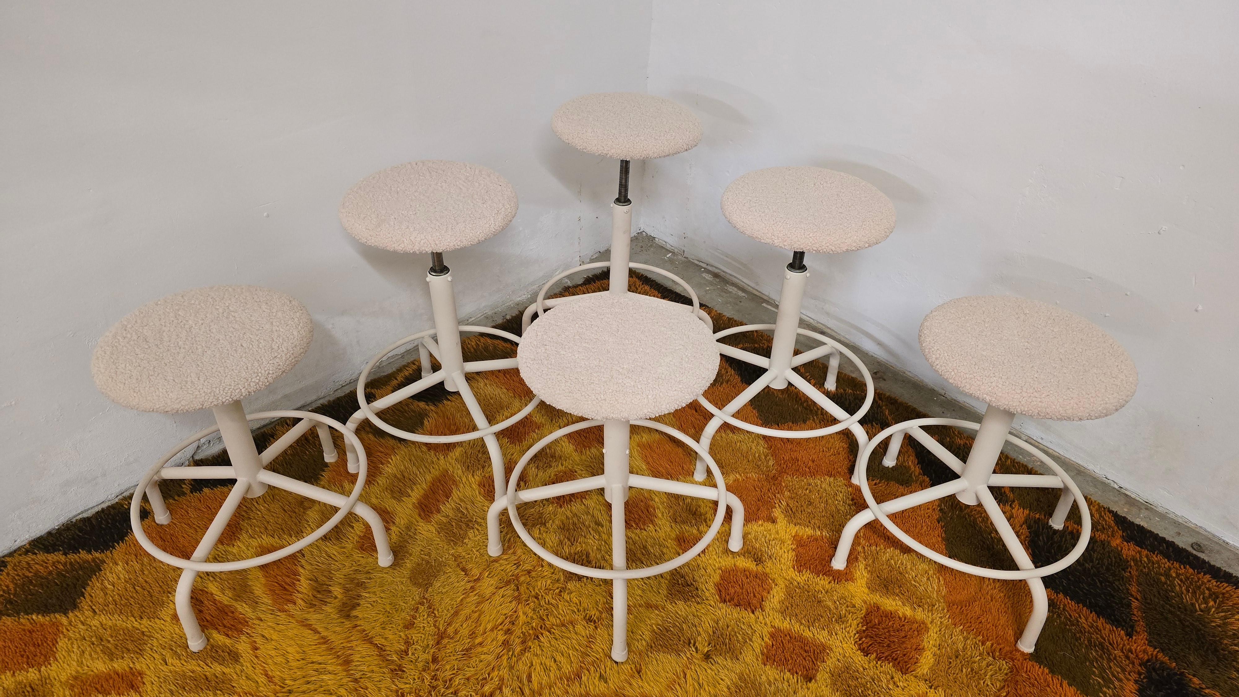 Ensemble de 7 tabourets industriels vintage réglables en vente 1