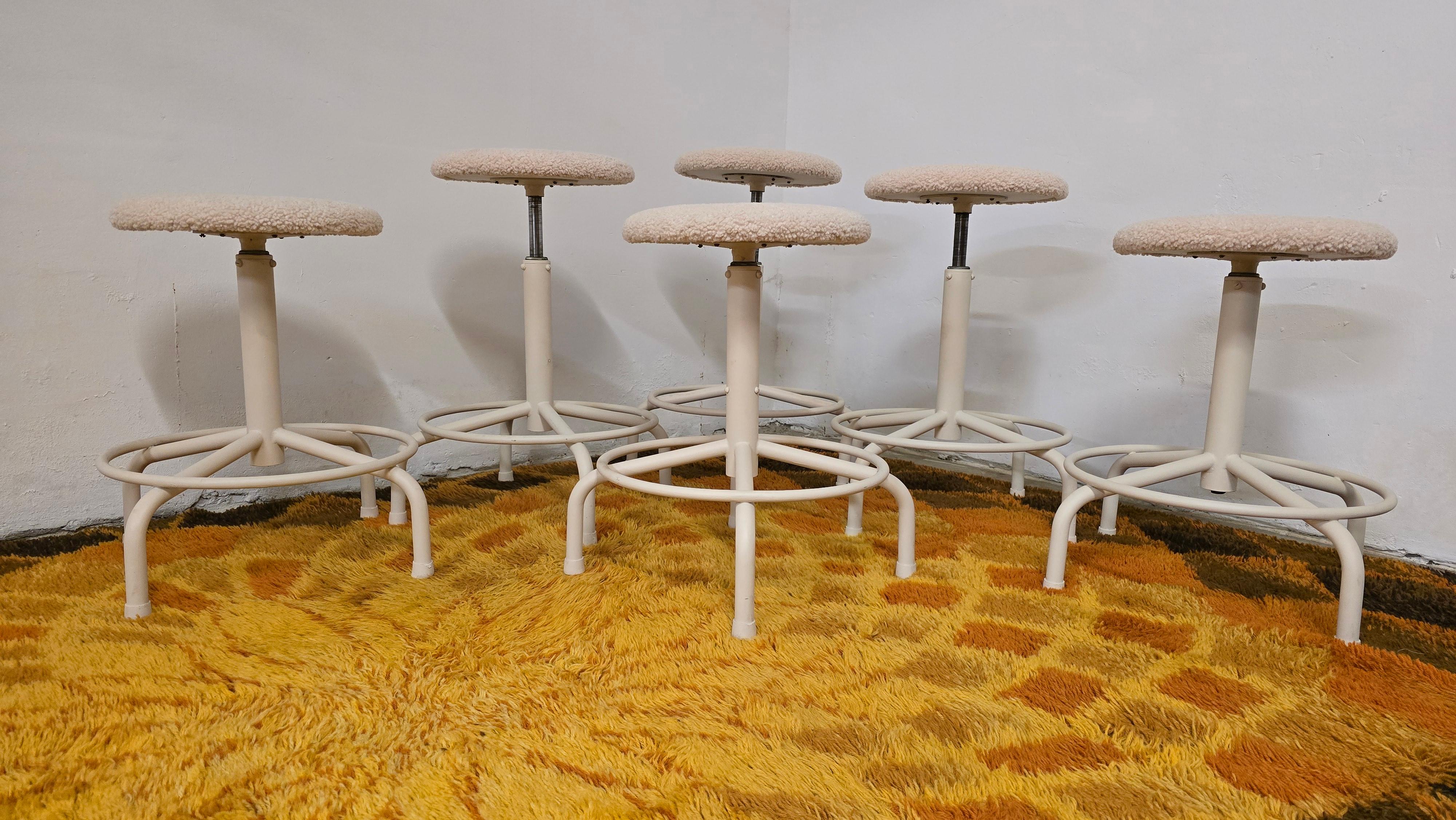 Ensemble de 7 tabourets industriels vintage réglables en vente 2