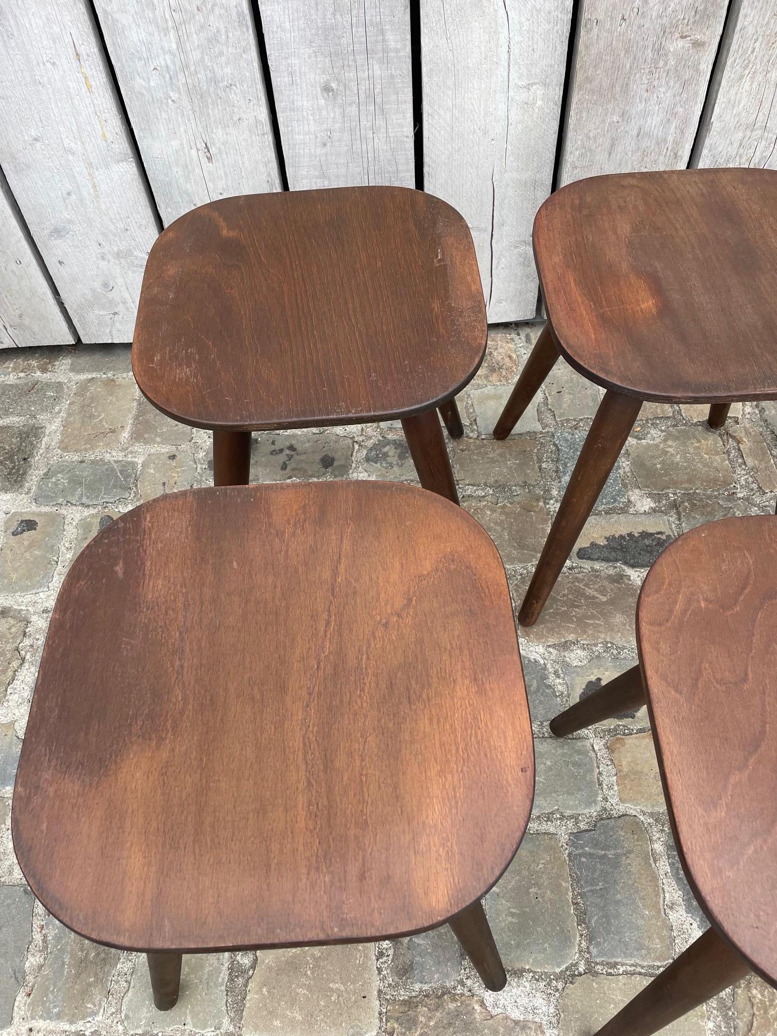 Set of 7 vintage stools in oak and plywood seat with oak leaf, typical of bistros in Belgium, very nice with its spindle legs and brown colour.
Stable.