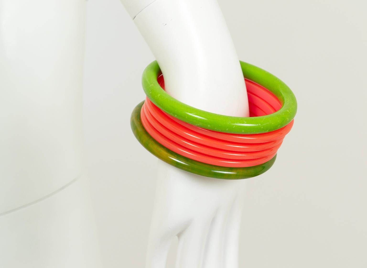 Diese sieben Armreifen aus Bakelit sind so köstlich wie ein Stück Wassermelone im Sommer. Sie bestehen aus vier korallenroten, einem apfelgrünen und einem smaragdgrünen Marmorarmband. Einzeln oder als komplettes Set getragen, ist dies ein