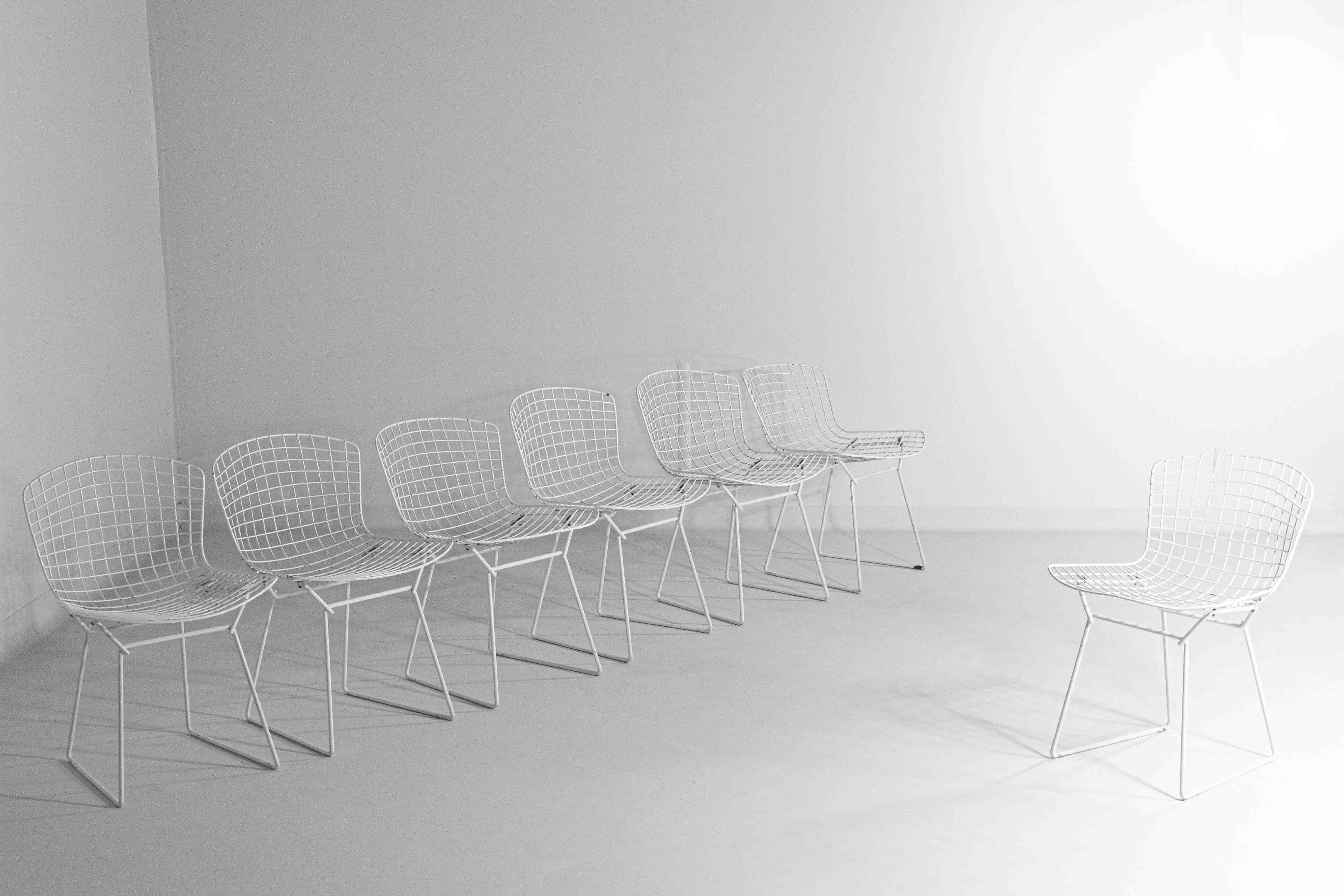 Satz von 7 weiß beschichteten Drahtstühlen von Harry Bertoia für Knoll, 1970er Jahre im Angebot 5