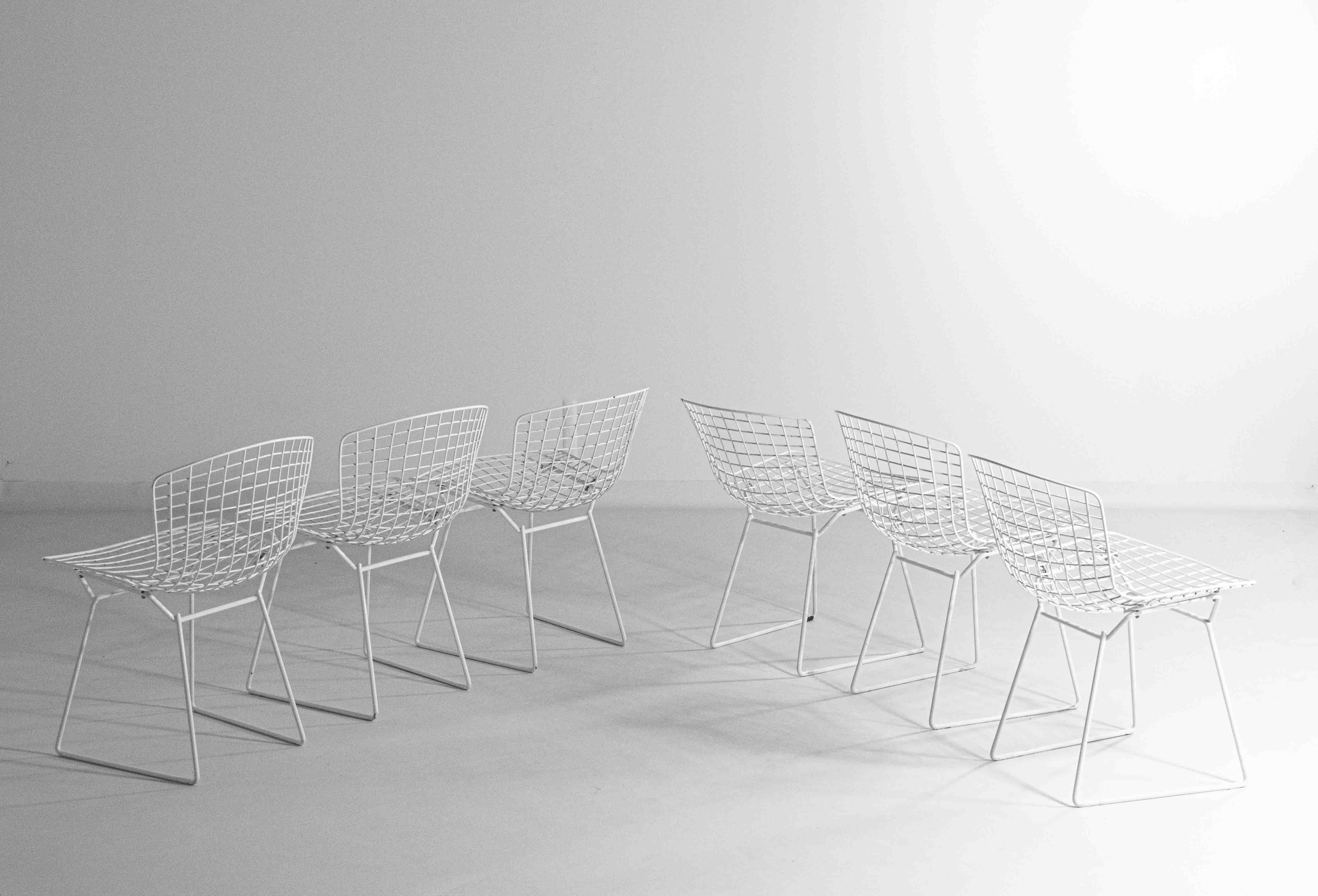 Satz von 7 weiß beschichteten Drahtstühlen von Harry Bertoia für Knoll, 1970er Jahre im Angebot 6