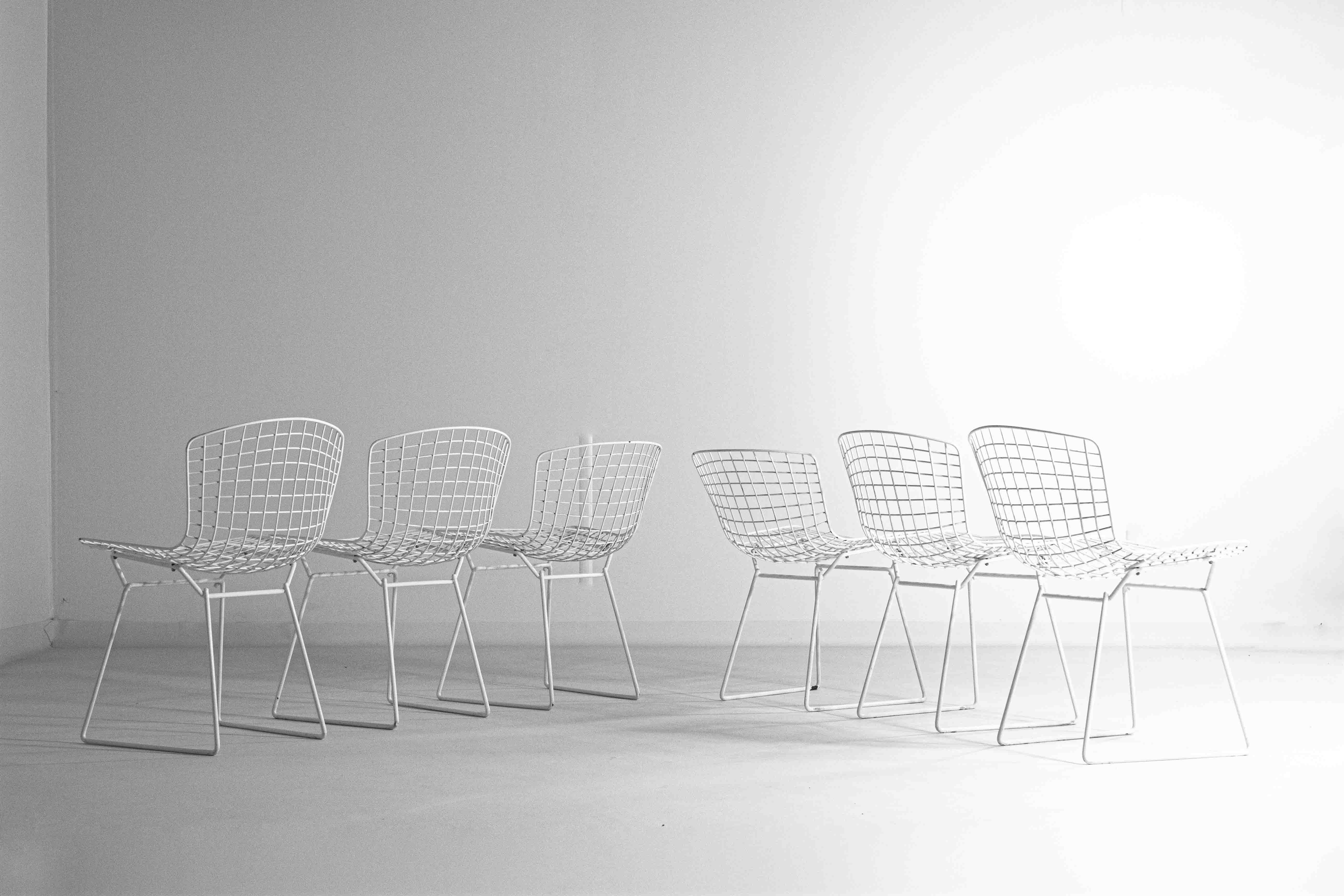 Satz von 7 weiß beschichteten Drahtstühlen von Harry Bertoia für Knoll, 1970er Jahre im Angebot 7