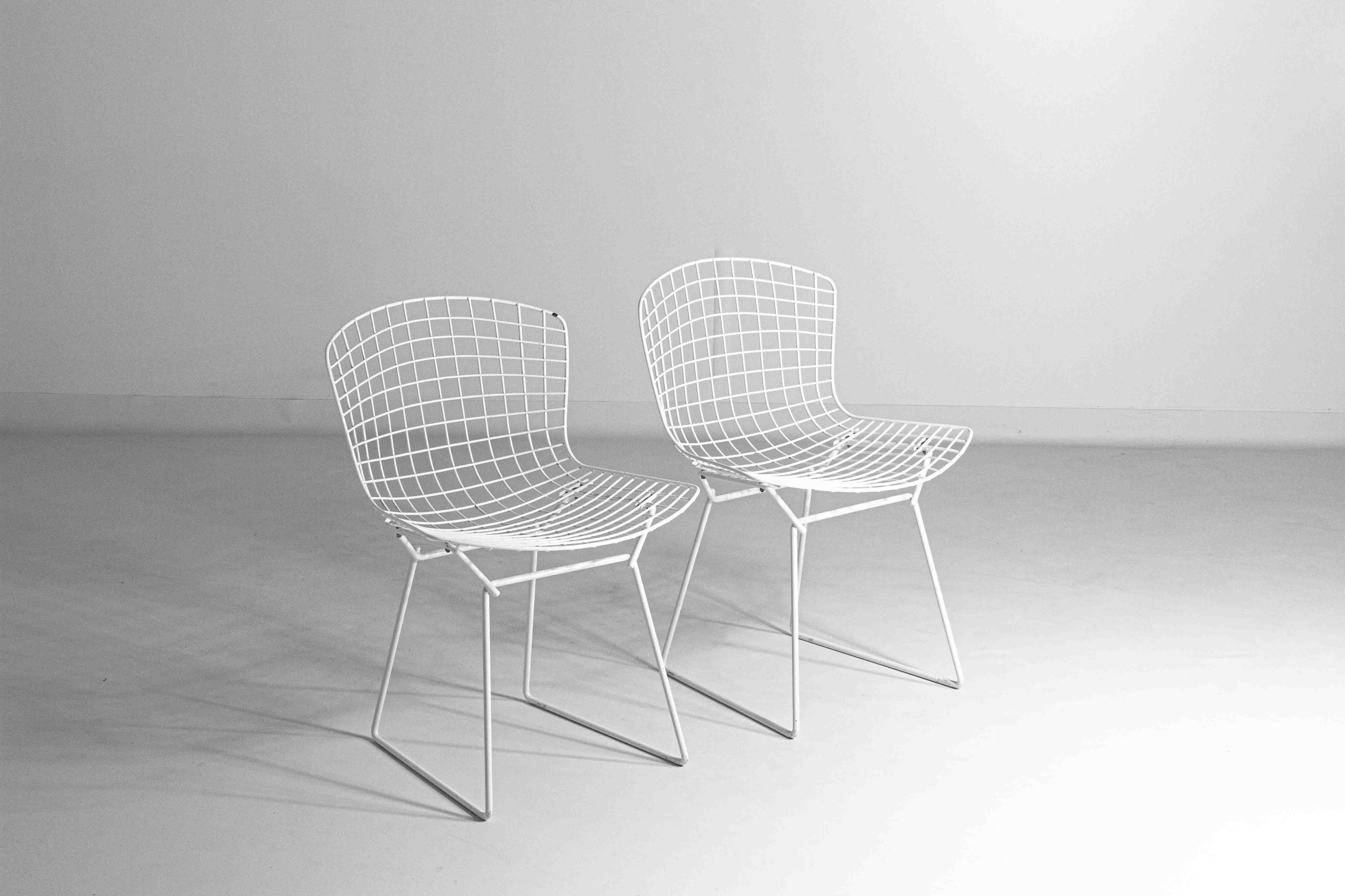 Satz von 7 weiß beschichteten Drahtstühlen von Harry Bertoia für Knoll, 1970er Jahre im Angebot 11