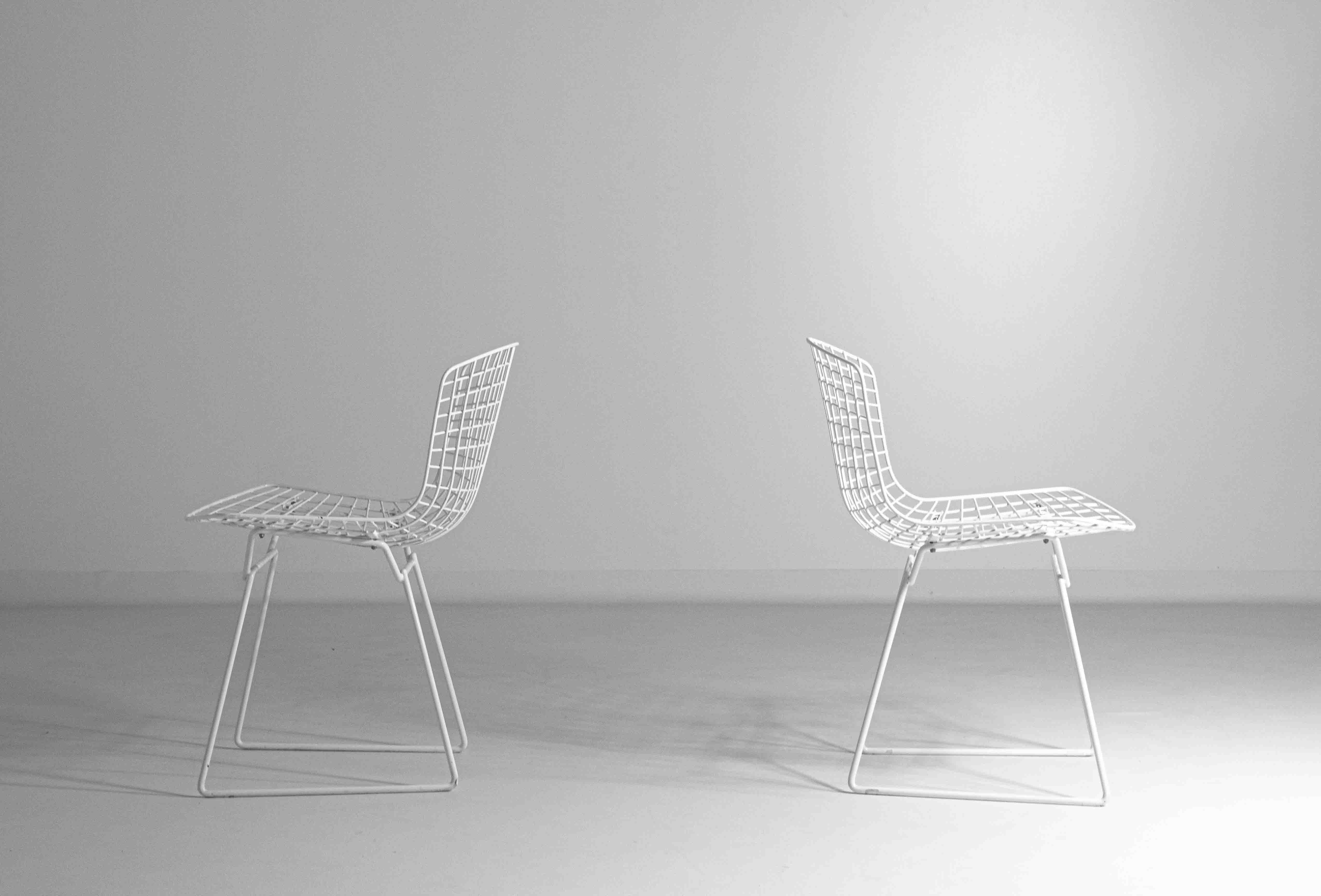 Satz von 7 weiß beschichteten Drahtstühlen von Harry Bertoia für Knoll, 1970er Jahre im Angebot 12