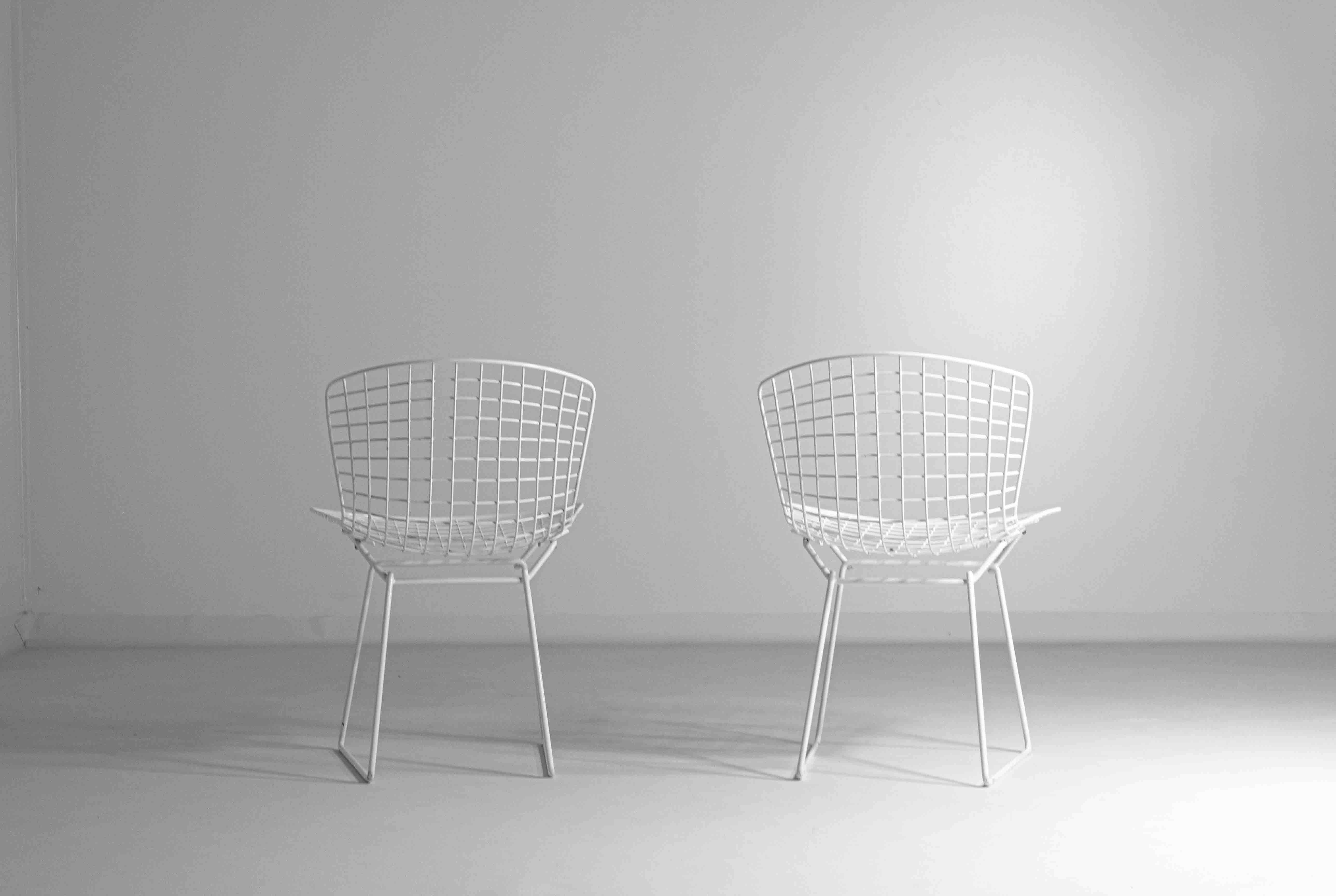 Satz von 7 weiß beschichteten Drahtstühlen von Harry Bertoia für Knoll, 1970er Jahre im Angebot 13