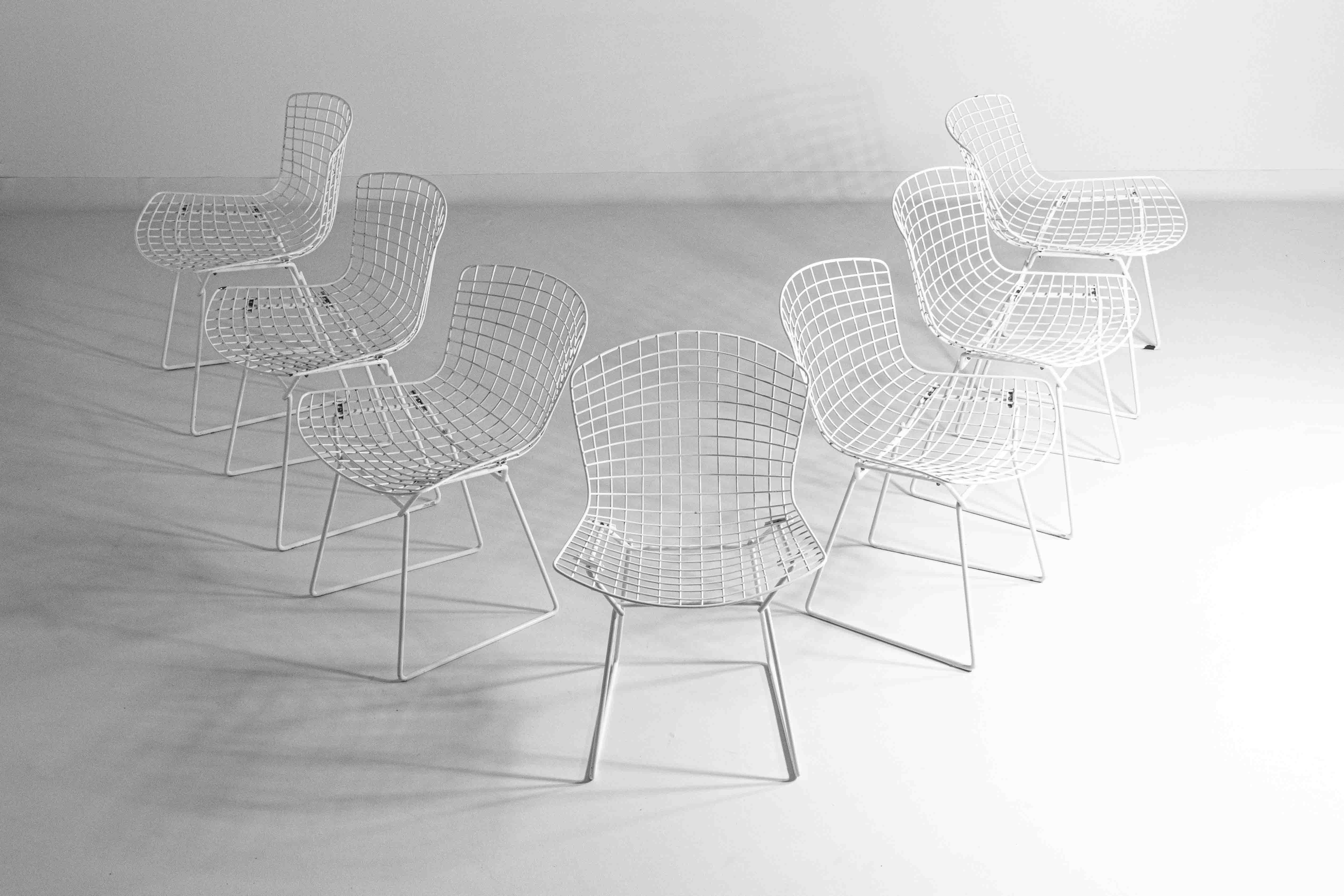 Satz von 7 weiß beschichteten Drahtstühlen von Harry Bertoia für Knoll, 1970er Jahre (amerikanisch) im Angebot