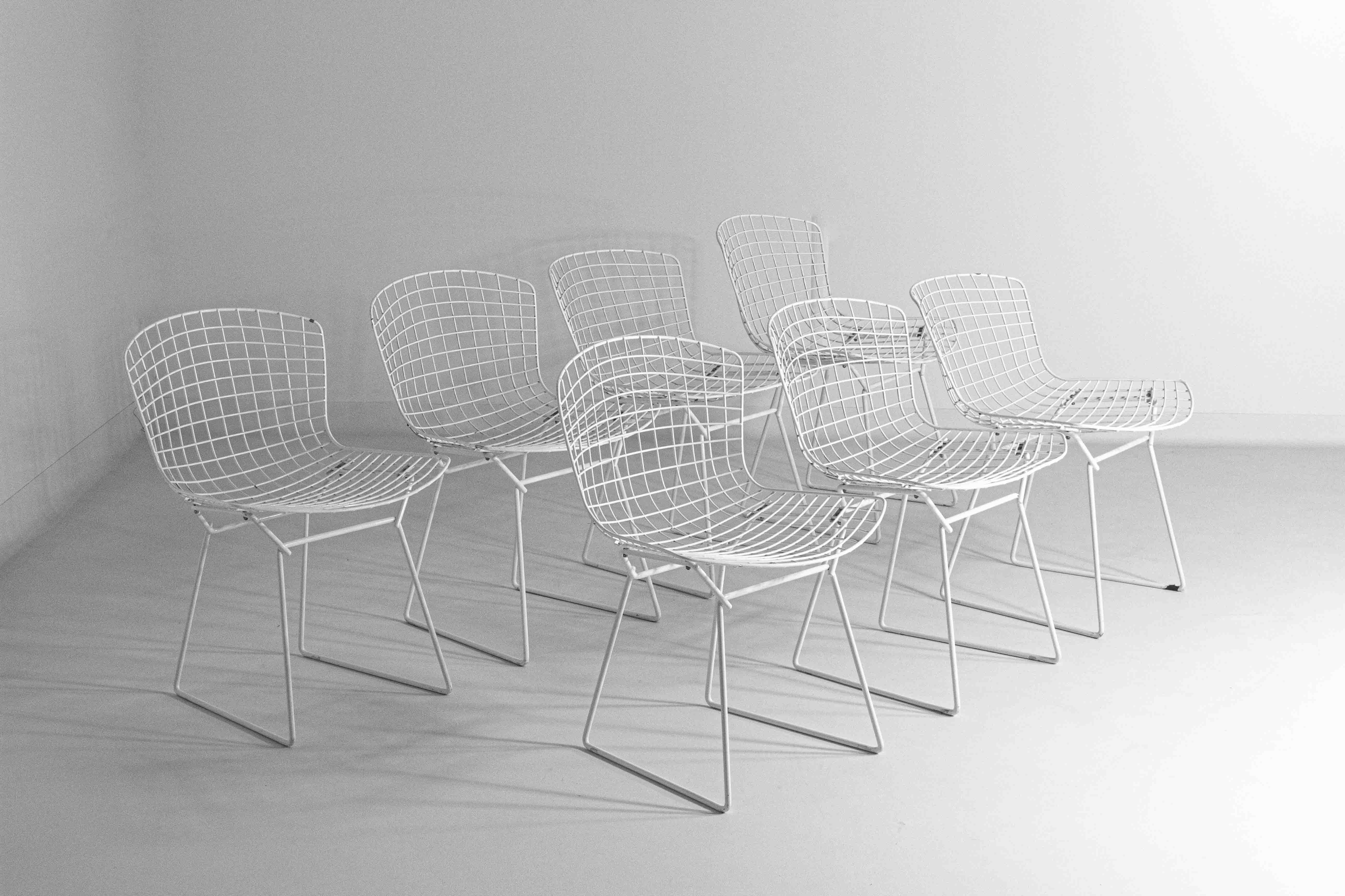 Satz von 7 weiß beschichteten Drahtstühlen von Harry Bertoia für Knoll, 1970er Jahre im Zustand „Gut“ im Angebot in Antwerpen, VAN
