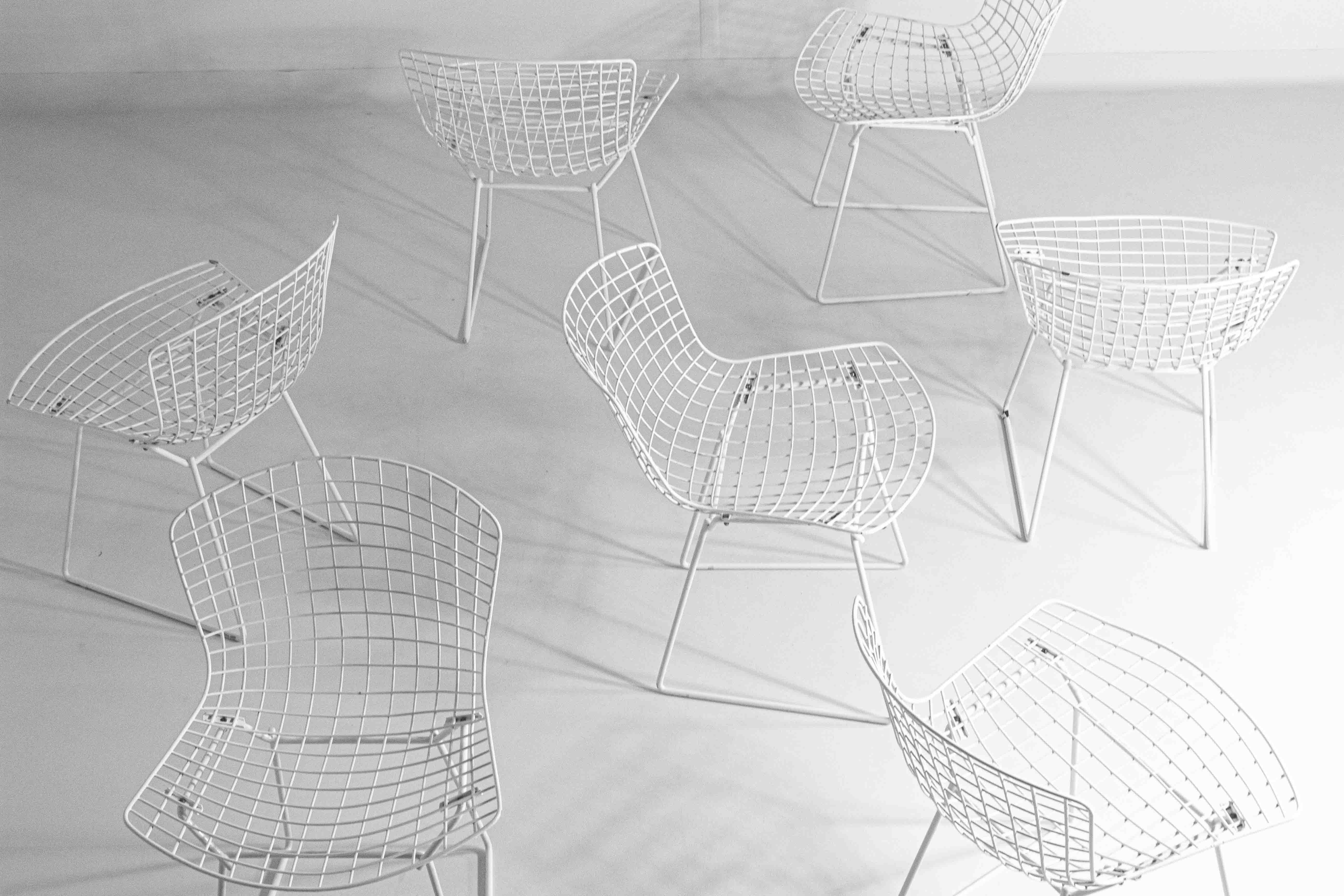 Satz von 7 weiß beschichteten Drahtstühlen von Harry Bertoia für Knoll, 1970er Jahre im Angebot 1