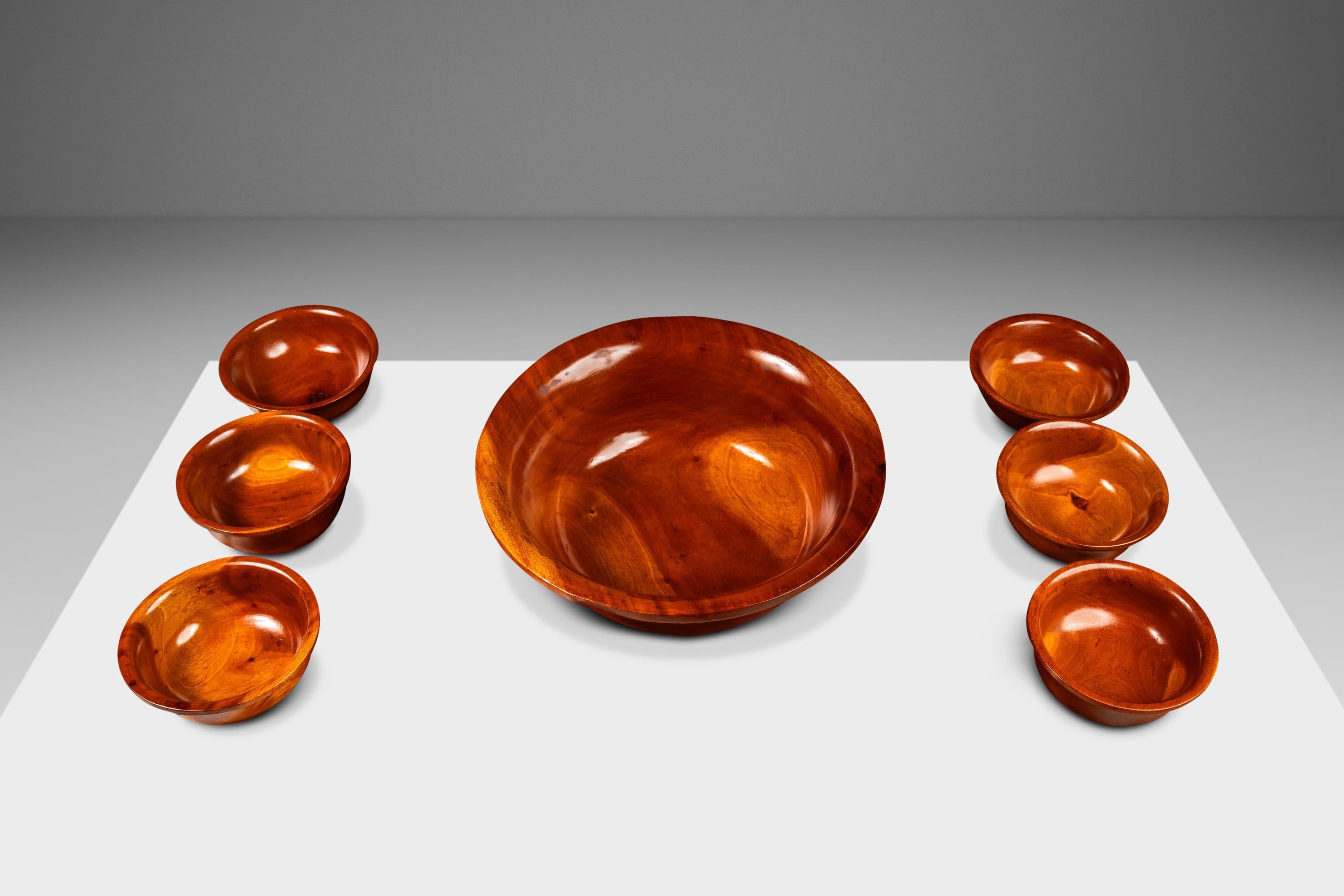  Ti presentiamo uno splendido set di sei ciotole da portata tornite e lucidate a mano, ricavate da legno massiccio di ciliegio. Caratterizzato da splendide venature del legno all'interno e all'esterno e da forme e caratteristiche uniche, questo set