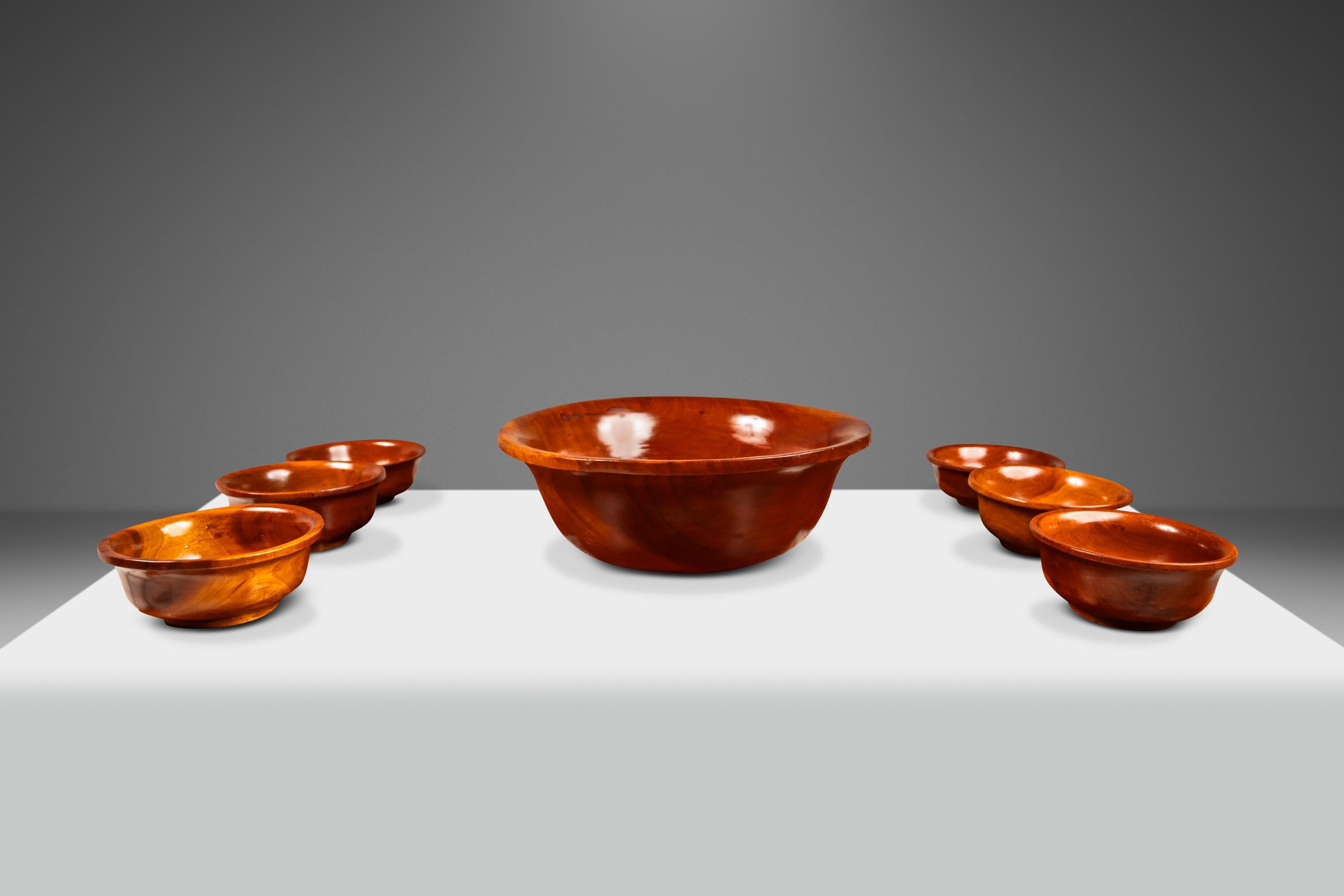 Mid-Century moderno Set di 7 ciotole da portata tornite in legno massiccio di ciliegio, USA, anni '80 ca. in vendita