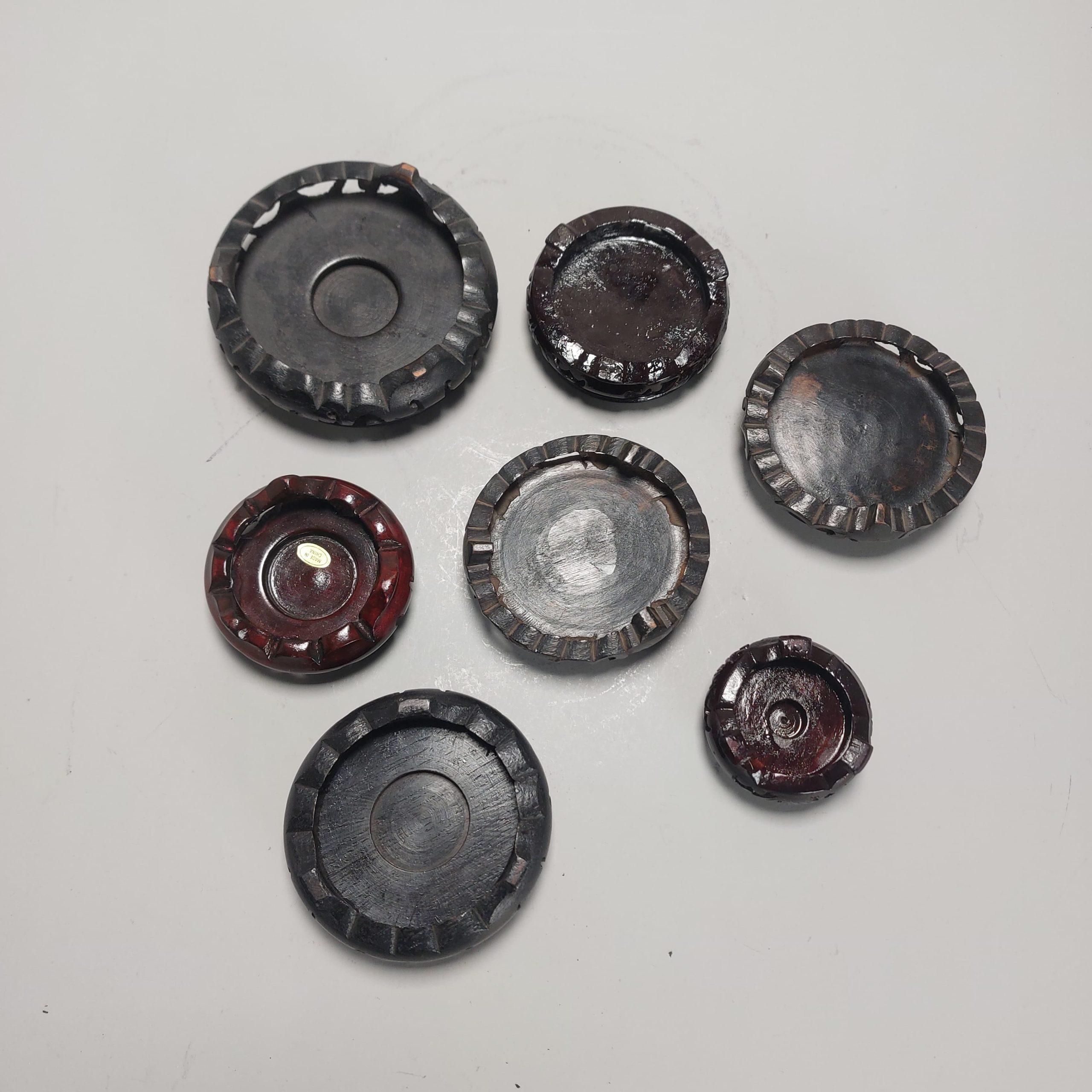 Nous avons ici un joli support en bois.

Informations complémentaires :
MATERIAL : Porcelaine et poterie
Région d'origine : Chine
Période : A.I.C. à la fin du 20e C.
Condit : Bon état général
Dimensions : La taille de la surface utilisable : Entre 4