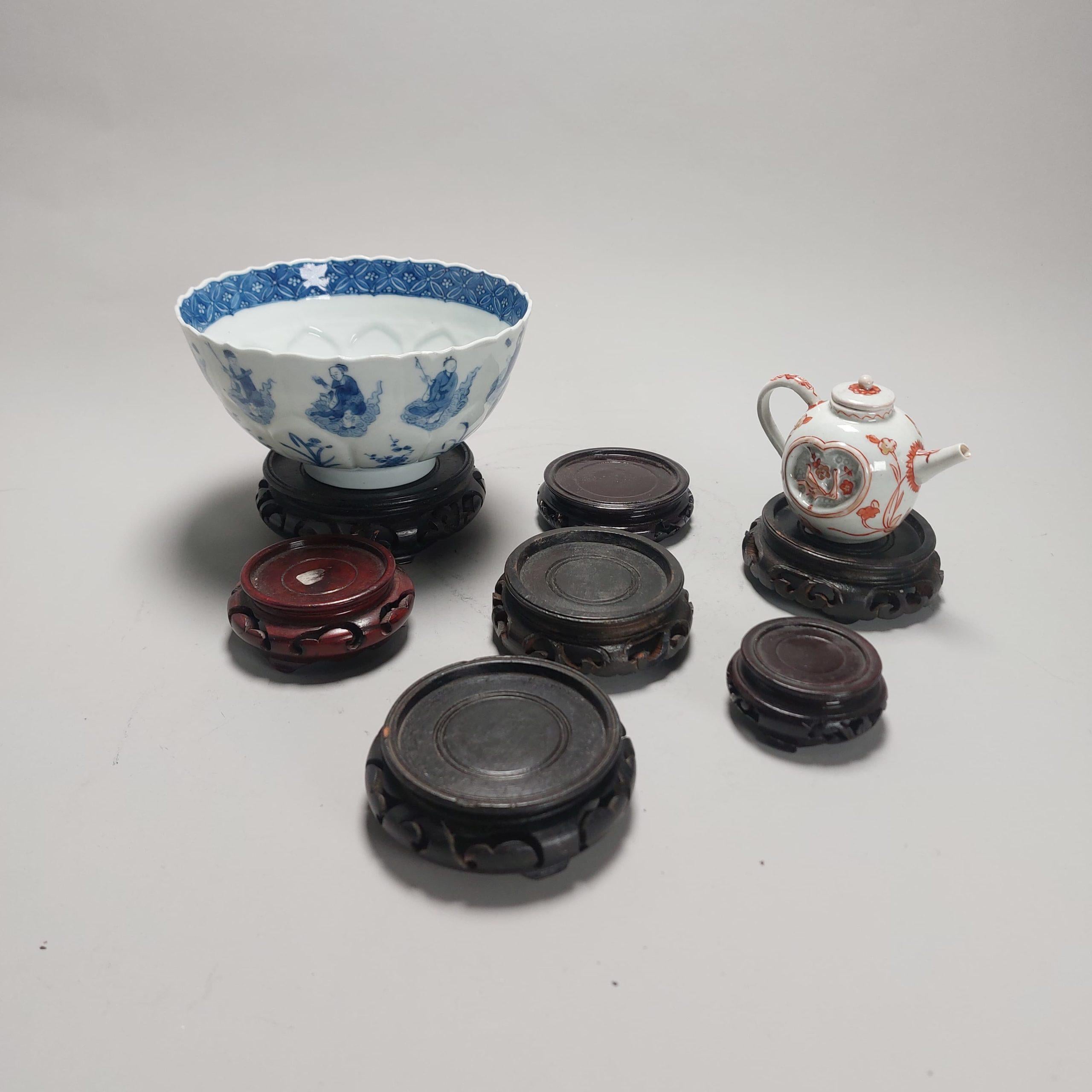 Chinois Ensemble de 7 supports en bois pour la porcelaine ancienne chinoise ou japonaise, 20e siècle en vente