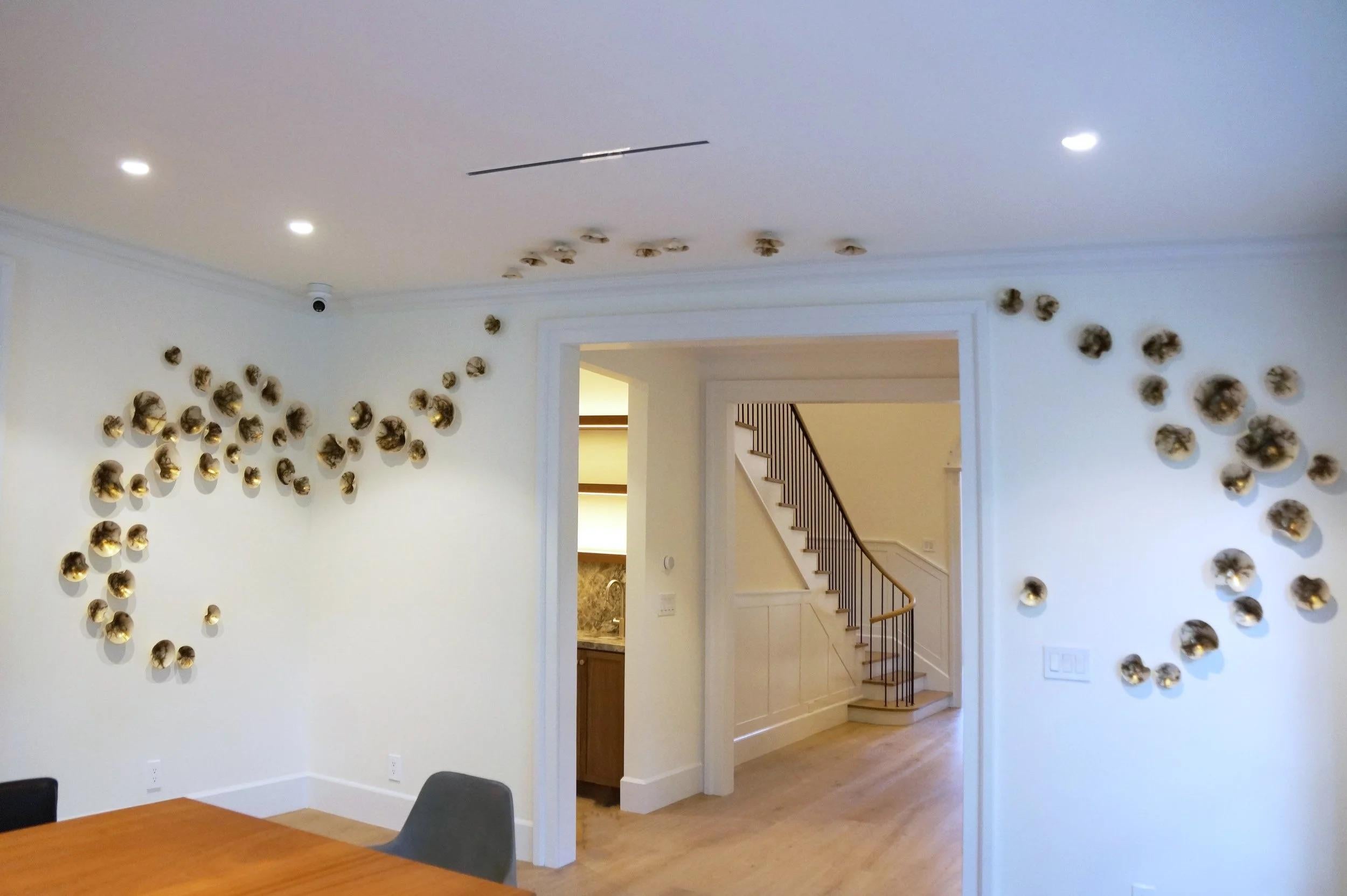 Conjunto de 70 esculturas de pared de Raku en porcelana dorada de Natalya Sevastyanova
Dimensiones: P 457 x An 457 x Al 183 cm.
Materiales: Porcelana.

Con sede en EE.UU., producidos y enviados desde allí. Disponible en cuatro opciones de color