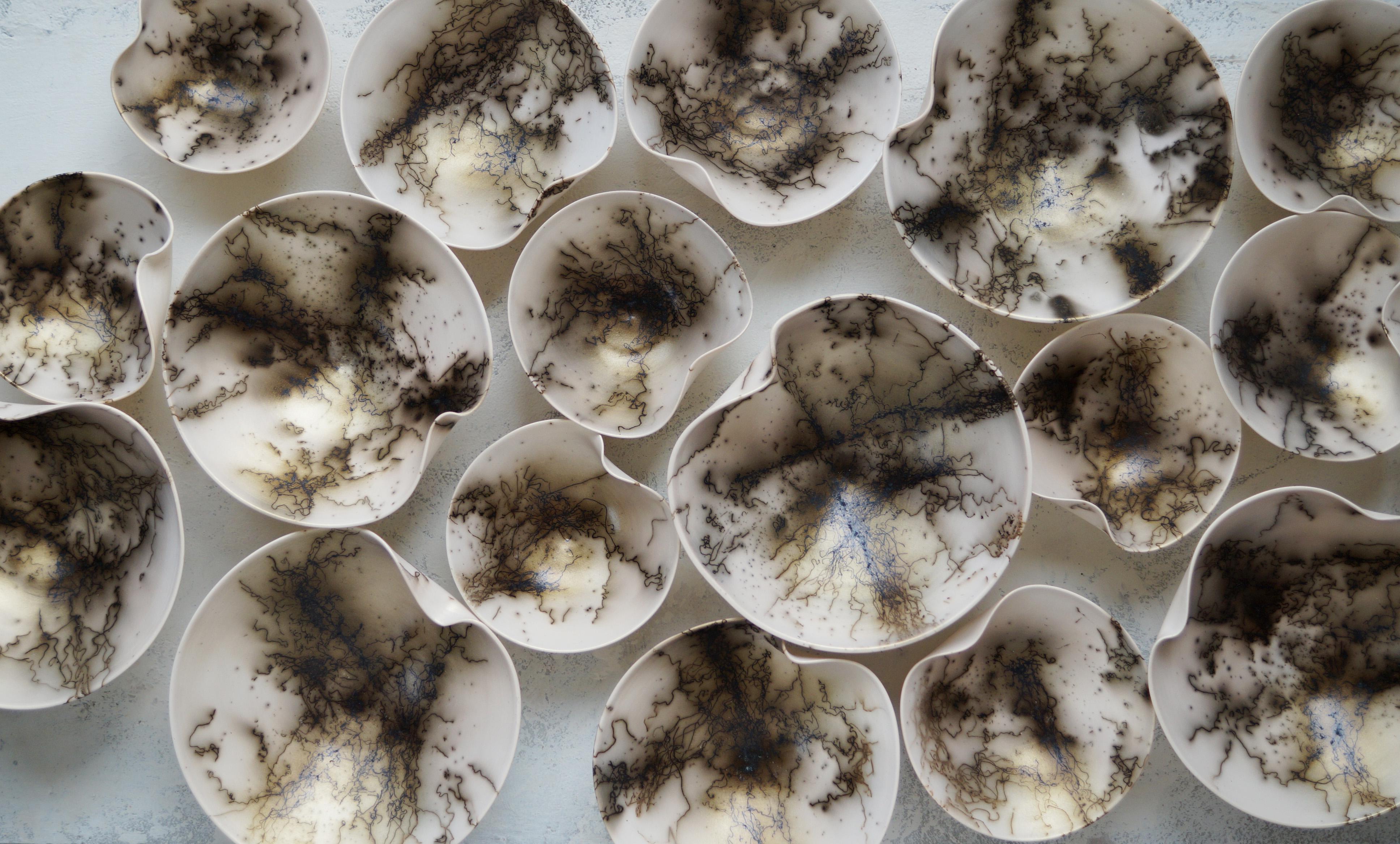 Conjunto de 70 esculturas de pared de Raku en porcelana dorada de Natalya Sevastyanova Moderno en venta