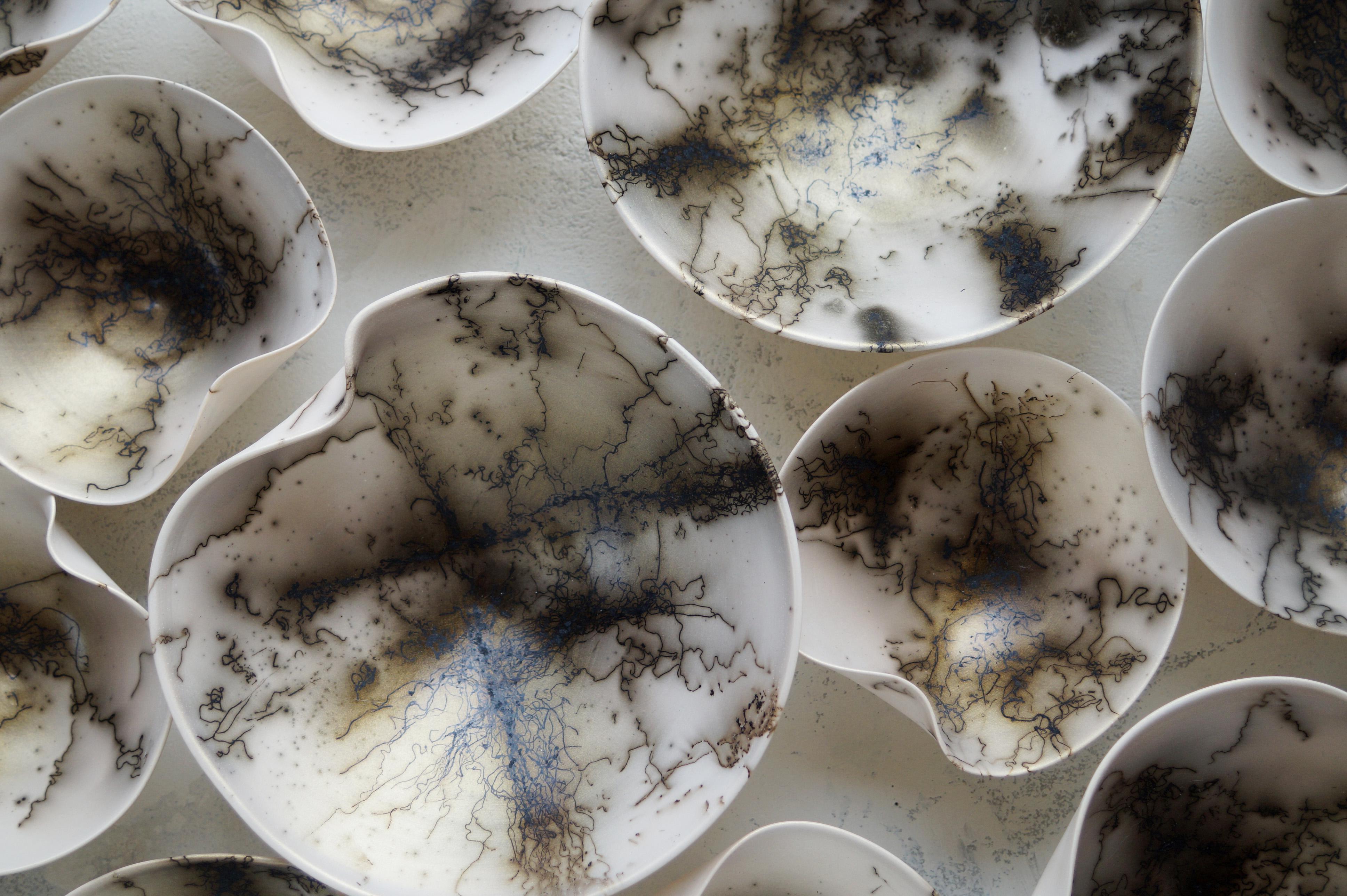 Conjunto de 70 esculturas de pared de Raku en porcelana dorada de Natalya Sevastyanova Estadounidense en venta