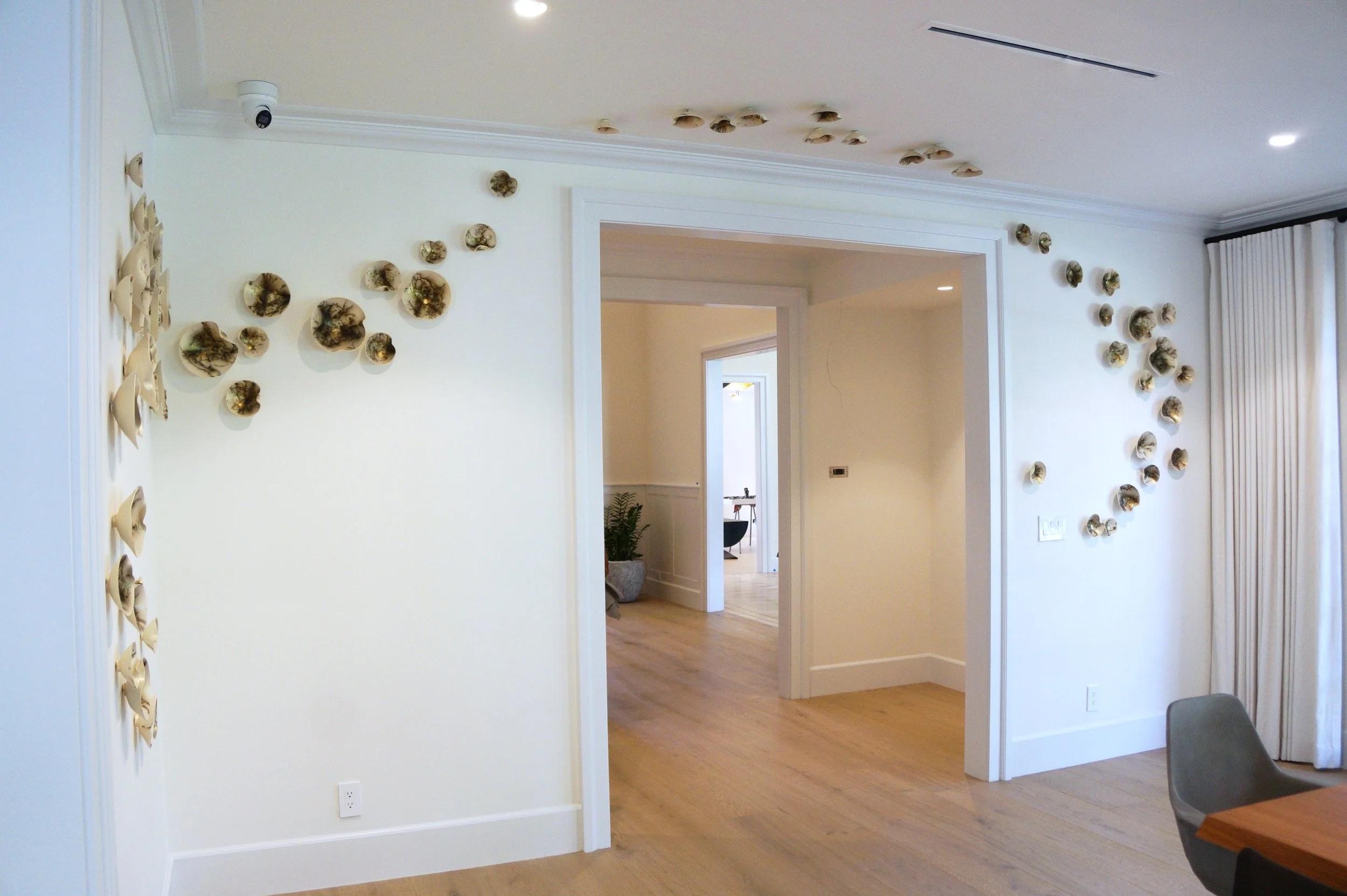 Conjunto de 70 esculturas de pared de Raku en porcelana dorada de Natalya Sevastyanova en Nuevo estado para la venta en Geneve, CH