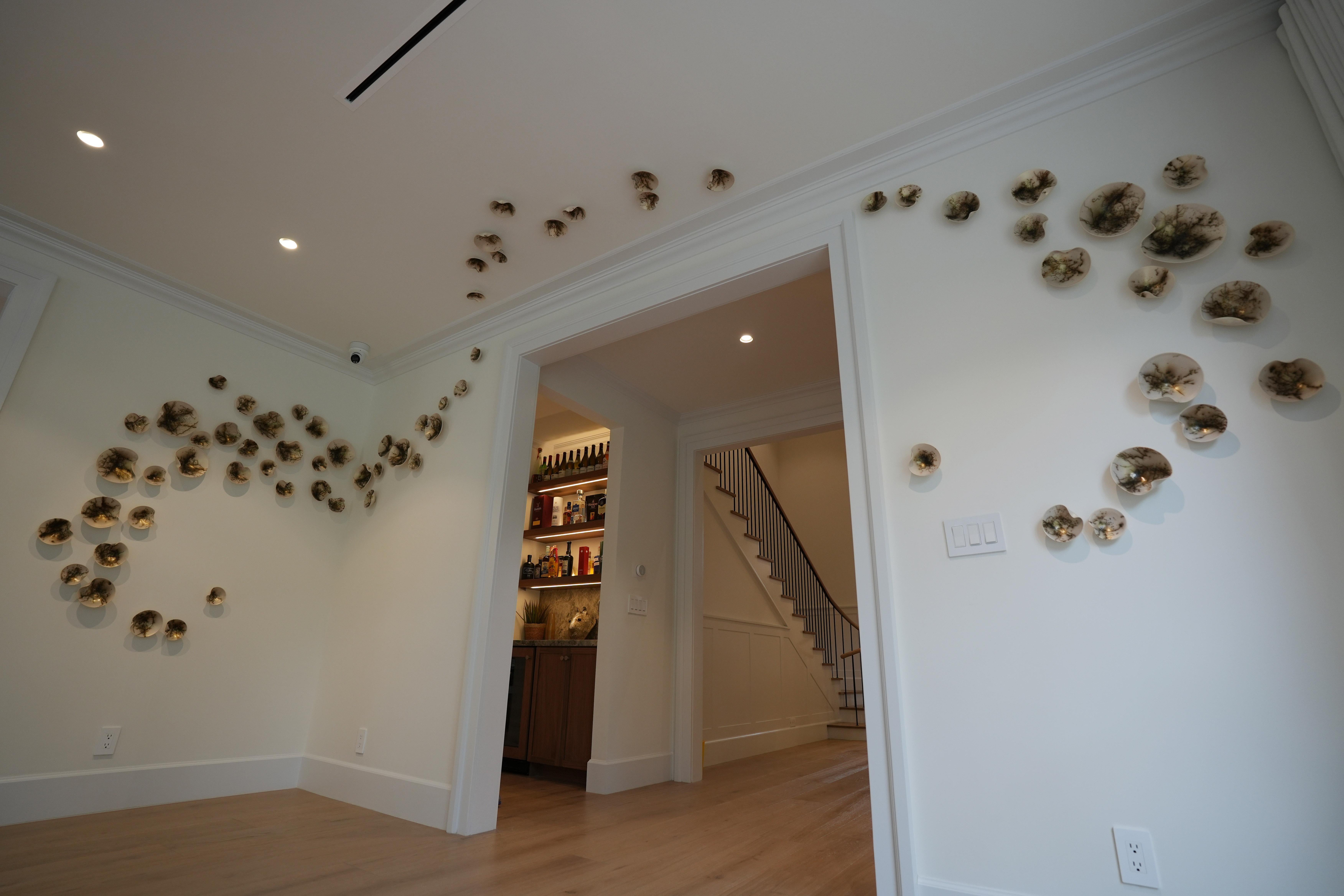 Conjunto de 70 esculturas de pared de Raku en porcelana dorada de Natalya Sevastyanova Siglo XXI y contemporáneo en venta