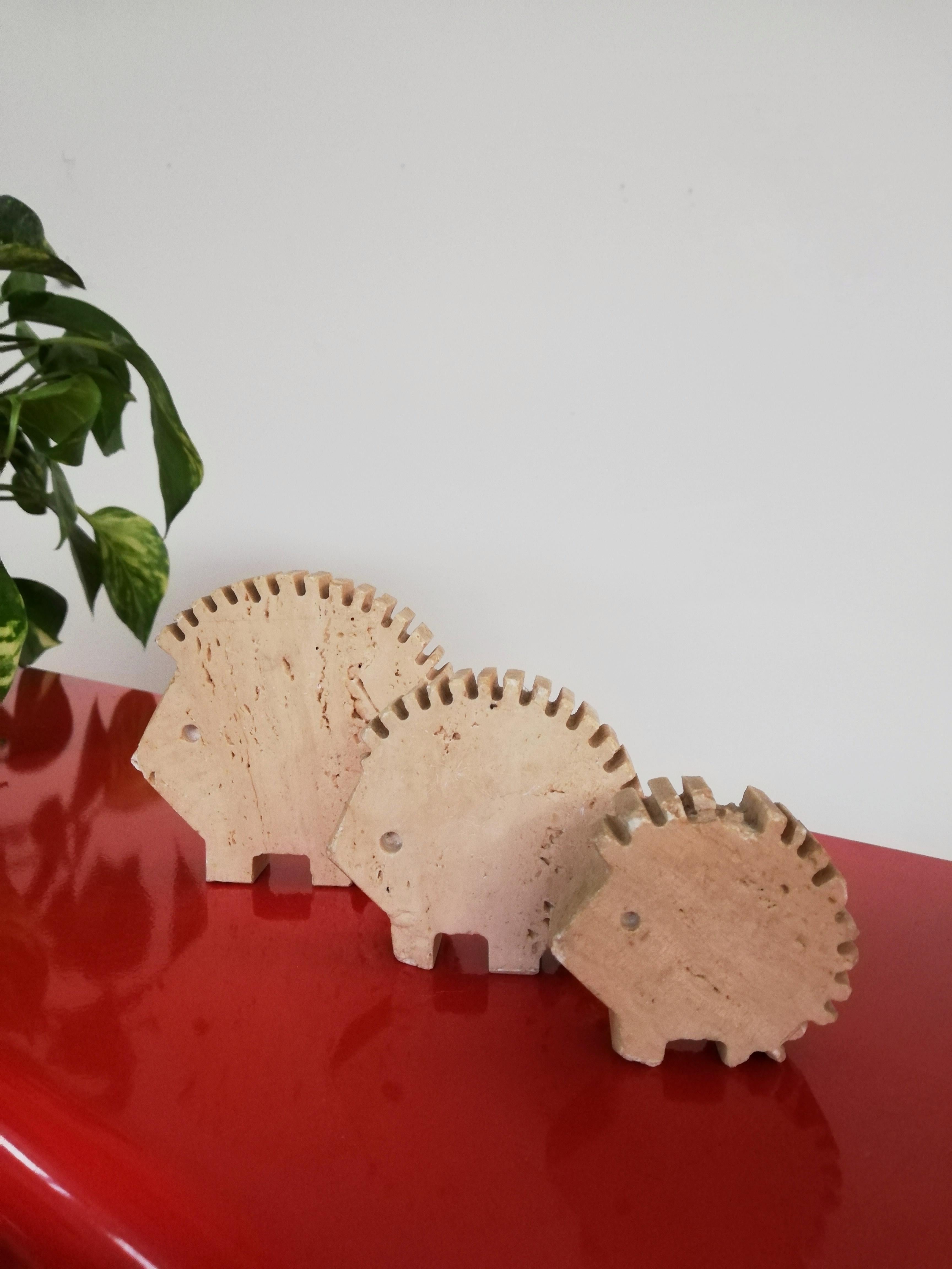 Trio of decorative and collectible sculptures as well as the many travertine animals produced during the 70s by the historic Fratelli Mannelli company.

A family made up of 3 Hedgehogs whose dimensions reduce in scale, of which the largest measures