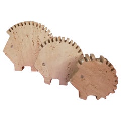 Conjunto de esculturas de erizos de travertino de los años 70 atribuibles a Fratelli Mannelli