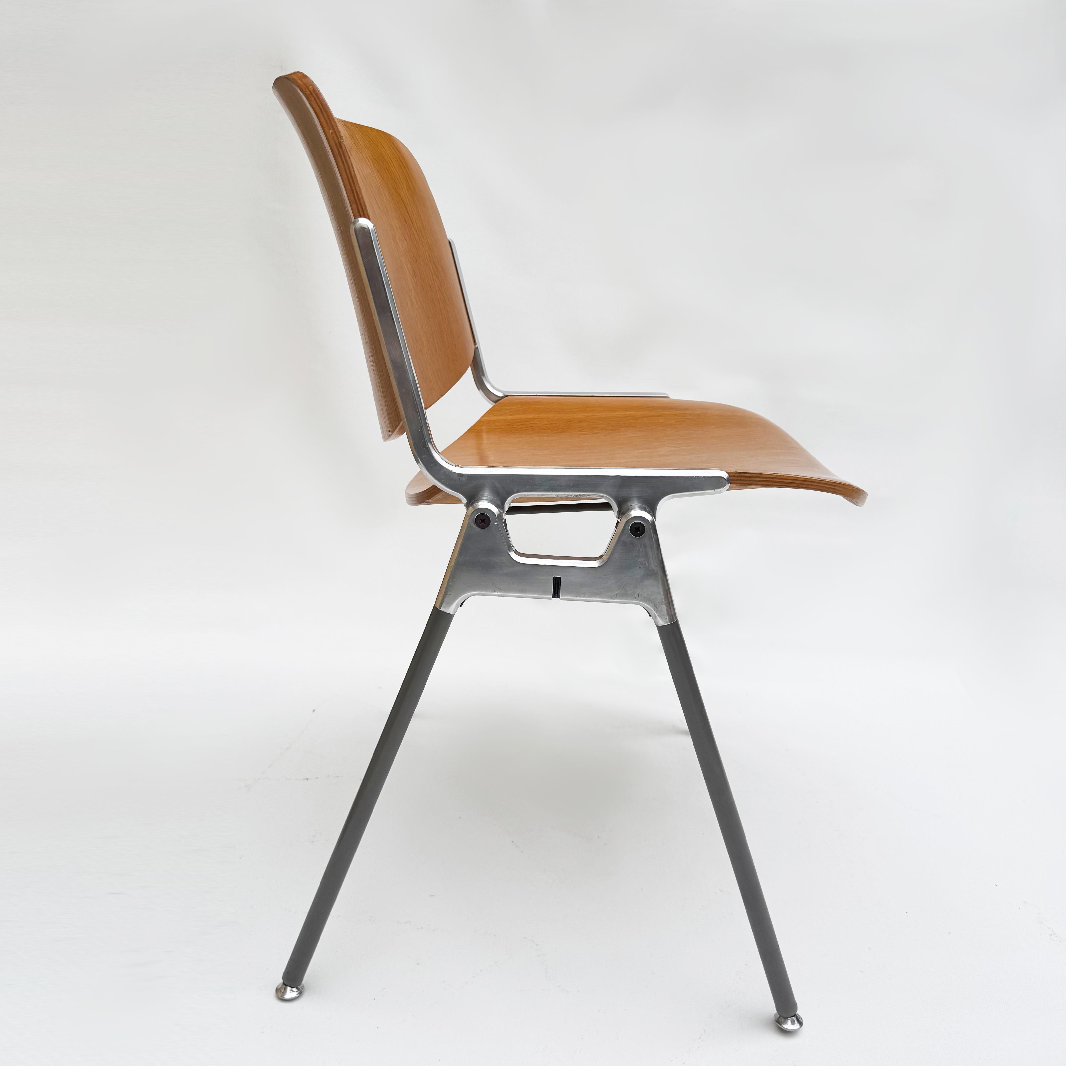 Set of 8 10 12 Giancarlo Piretti DSC 106 Oak Stacking Dining Chairs by Castelli In Good Condition For Sale In Lafayette, IN