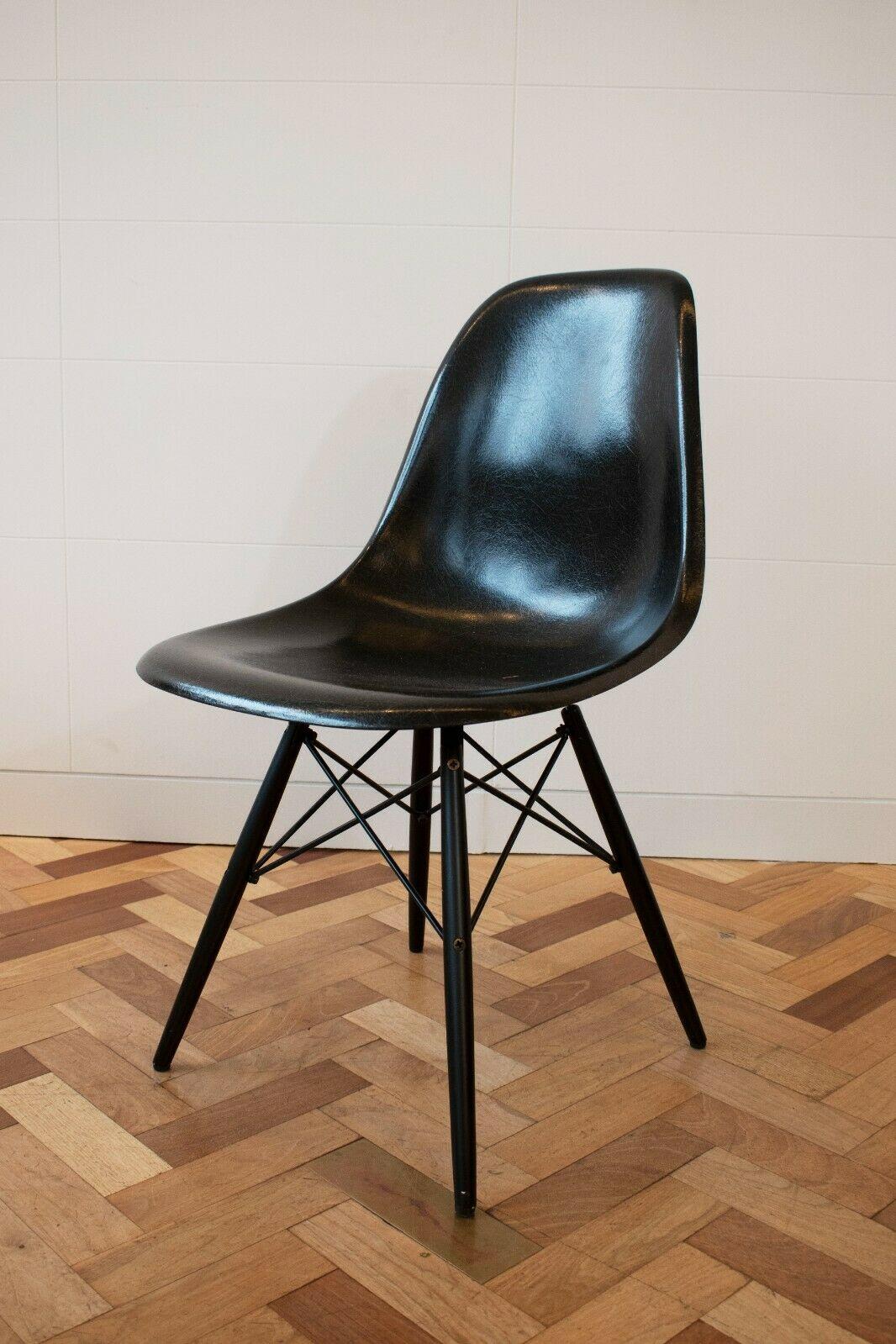 Central American Set of 8 1960s Fibreglass Chairs by Charles and Ray Eames for Herman Miller