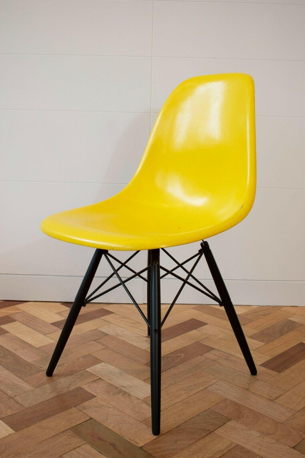 Set of 8 1960s Fibreglass Chairs by Charles and Ray Eames for Herman Miller In Good Condition In London, GB