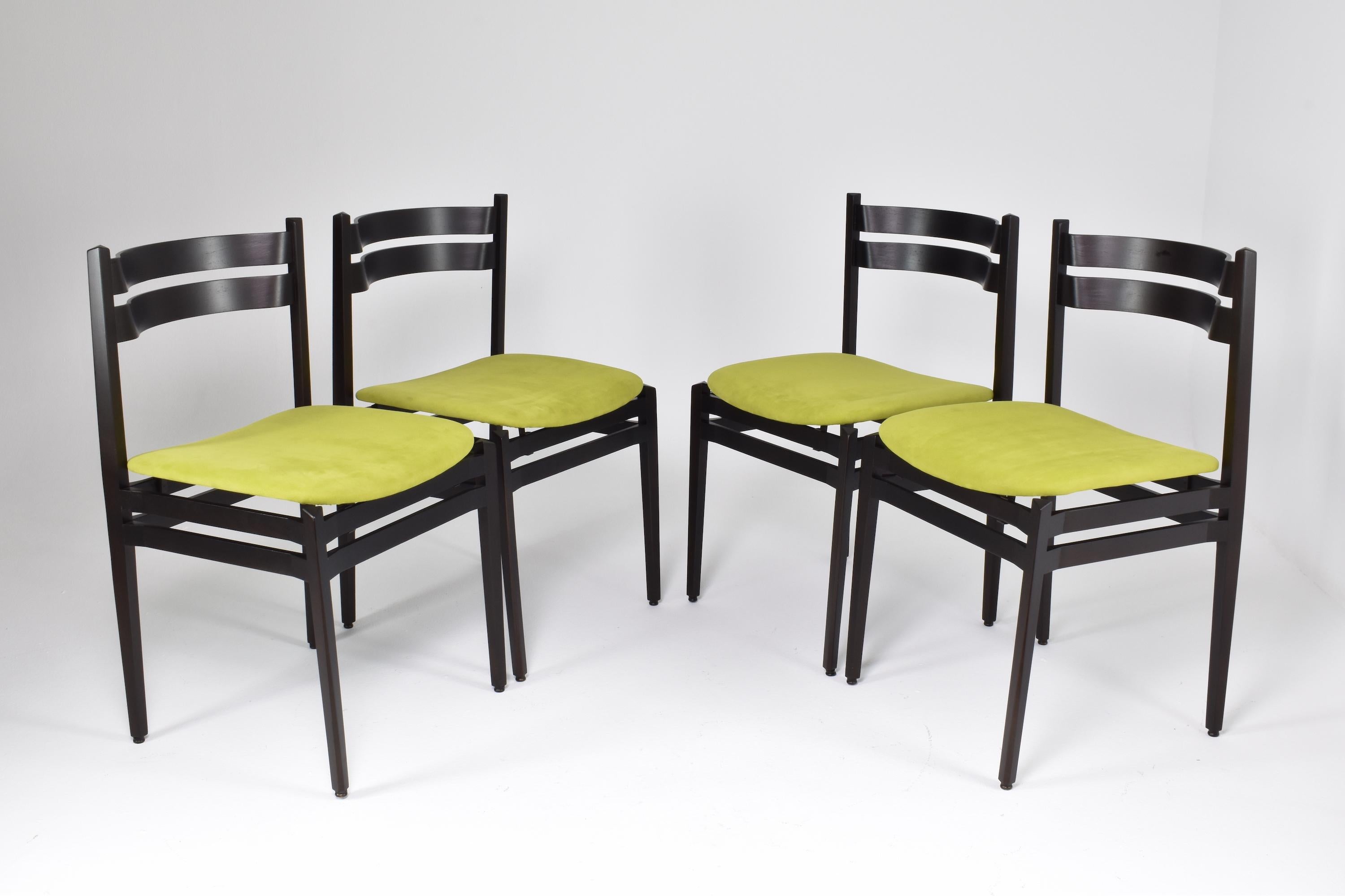 Die Stühle des Modells 107, die Gianfranco Frattini in den 1960er Jahren für Cassina entwarf, sind für ihr elegantes und understated.design bekannt. Diese Sammelstühle zeichnen sich durch ihre klaren Linien und die Verwendung von hochwertigem Holz