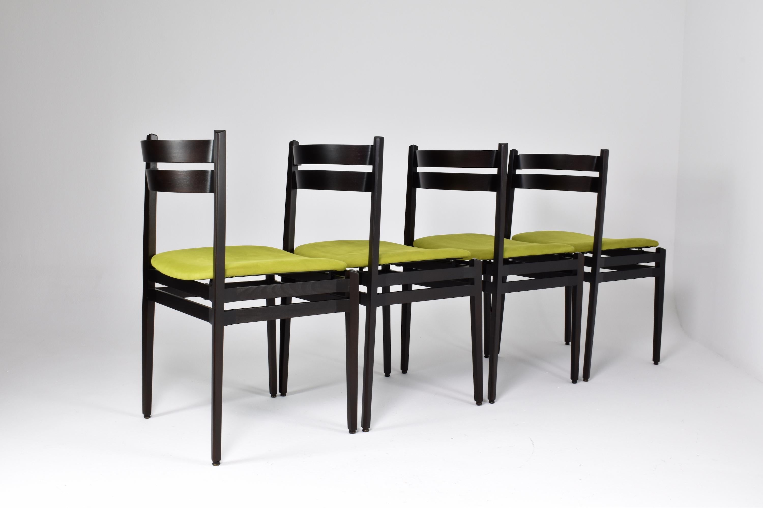 20ième siècle Ensemble de 8 chaises de salle à manger italiennes 107 des années 1960 par Gianfranco Frattini pour Cassina en vente