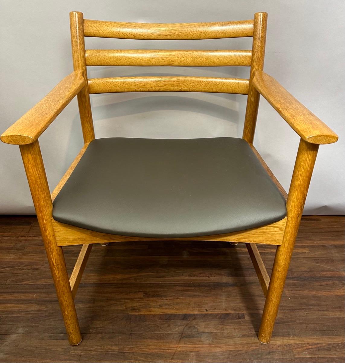 Cuir Ensemble de 8 chaises de salle à manger en chêne danois des années 1960 Poul Volther pour Sorø Stolefabrik en vente