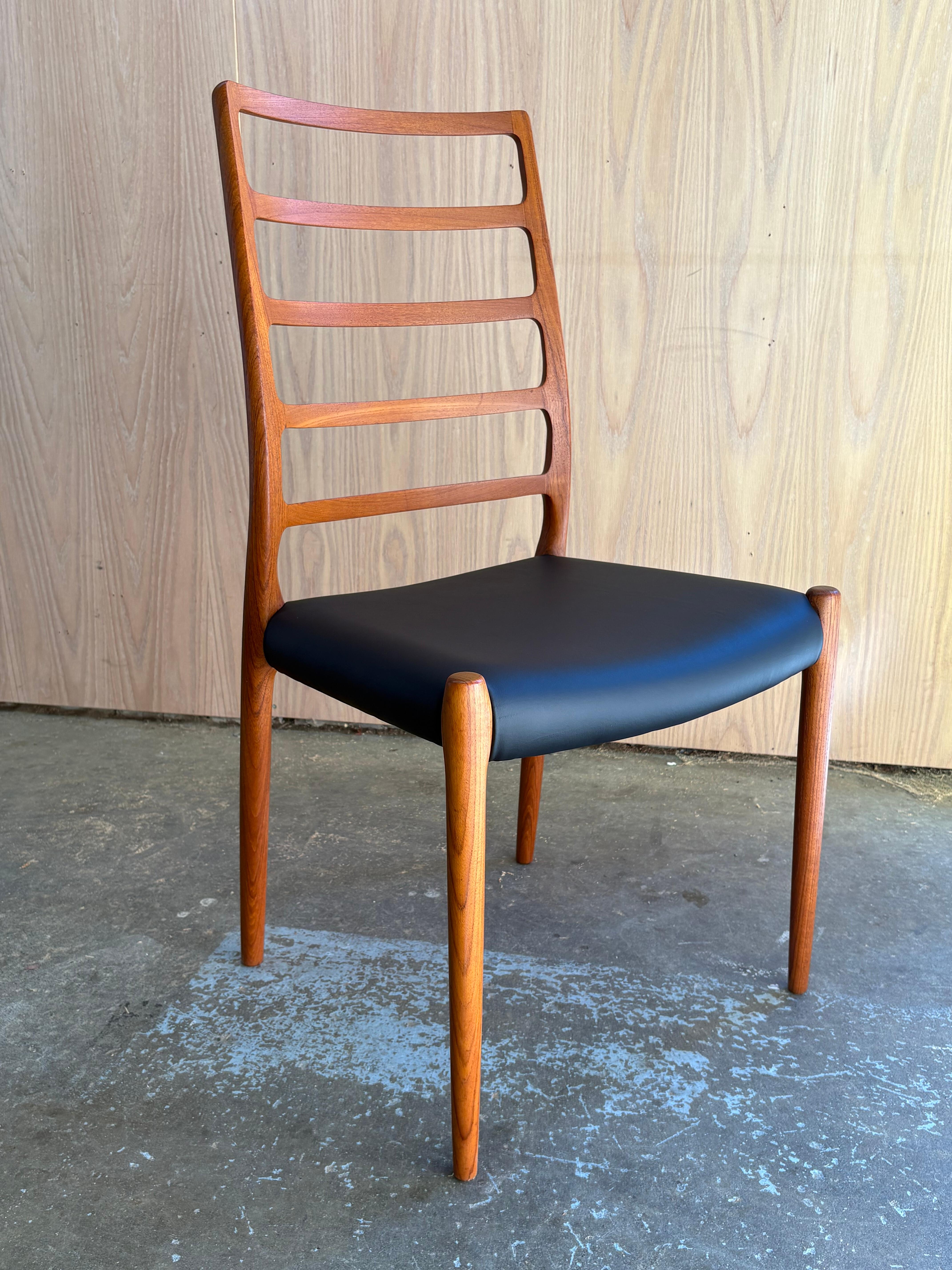 Ensemble de 8 chaises de salle à manger danoises en teck et cuir des années 1970 par Niels Møller en vente 4