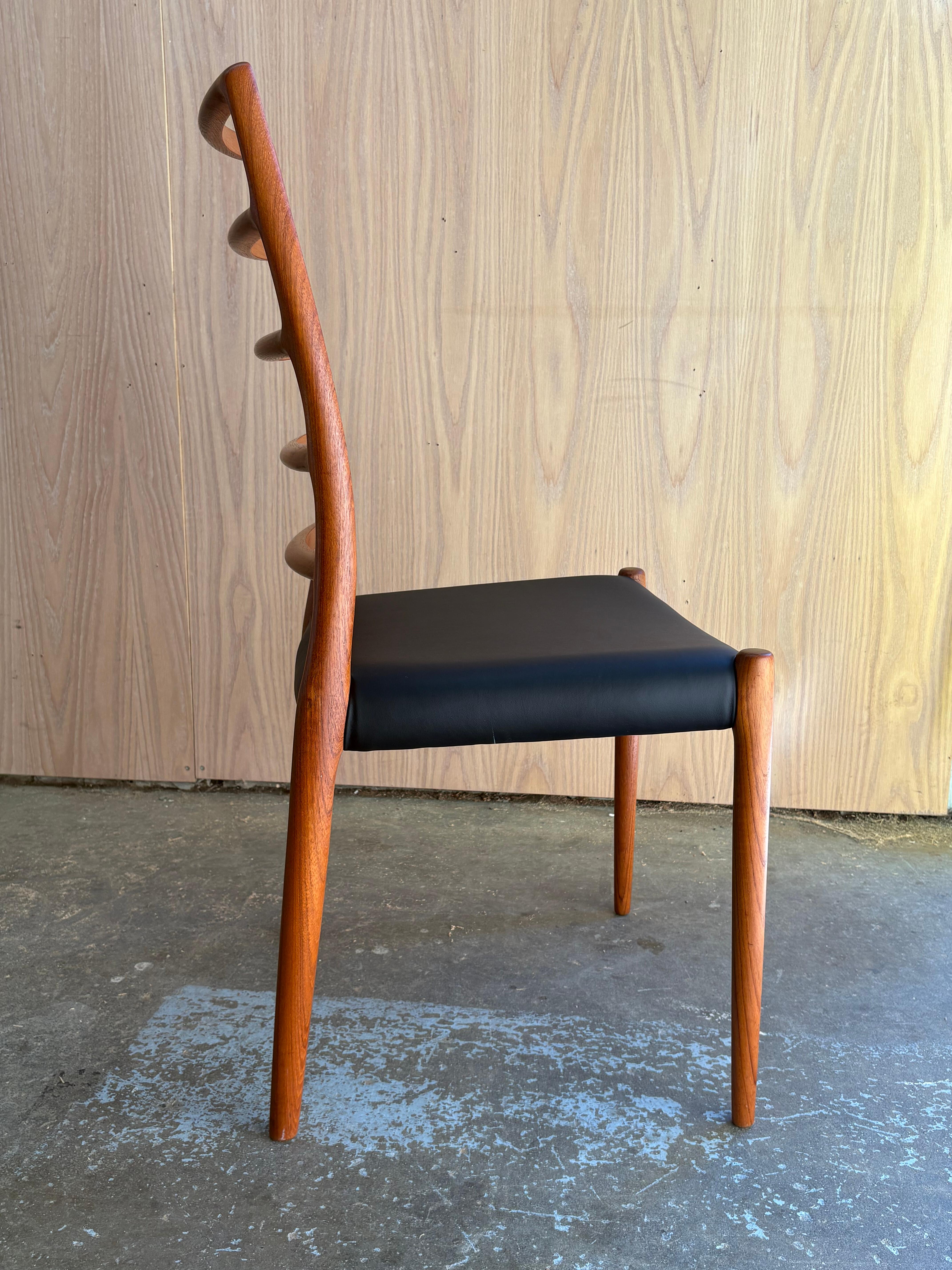 Ensemble de 8 chaises de salle à manger danoises en teck et cuir des années 1970 par Niels Møller en vente 5