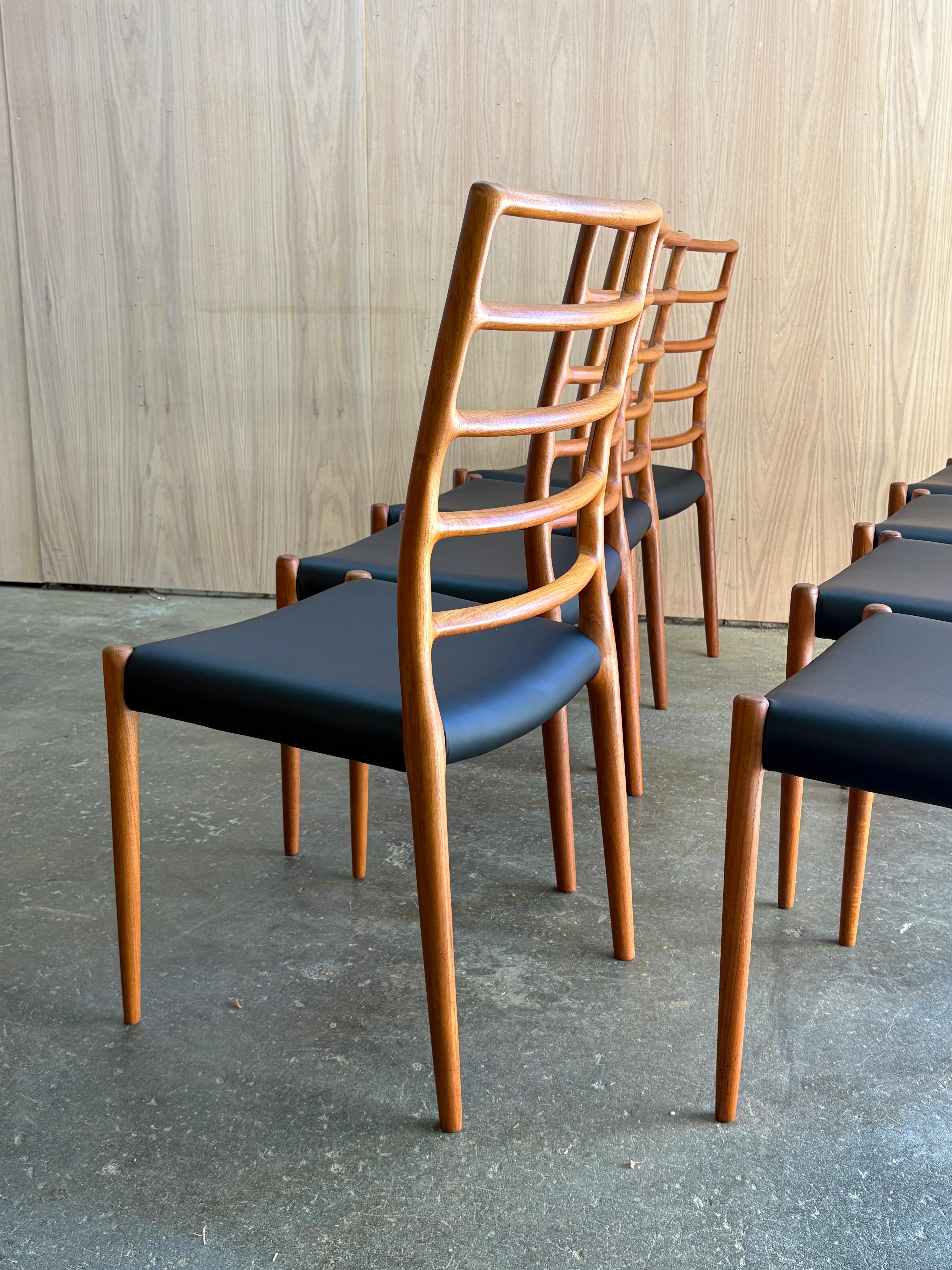 Chef-d'œuvre de l'artisanat danois, cet ensemble de huit chaises de salle à manger Modèle 78 a été conçu par Niels Otto Møller en 1962 et fabriqué dans les années 1970 par J.L. Møllers Møbelfabrik. Sculptées dans un riche teck massif, les chaises