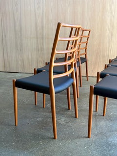 Ensemble de 8 chaises de salle à manger danoises en teck et cuir des années 1970 par Niels Møller