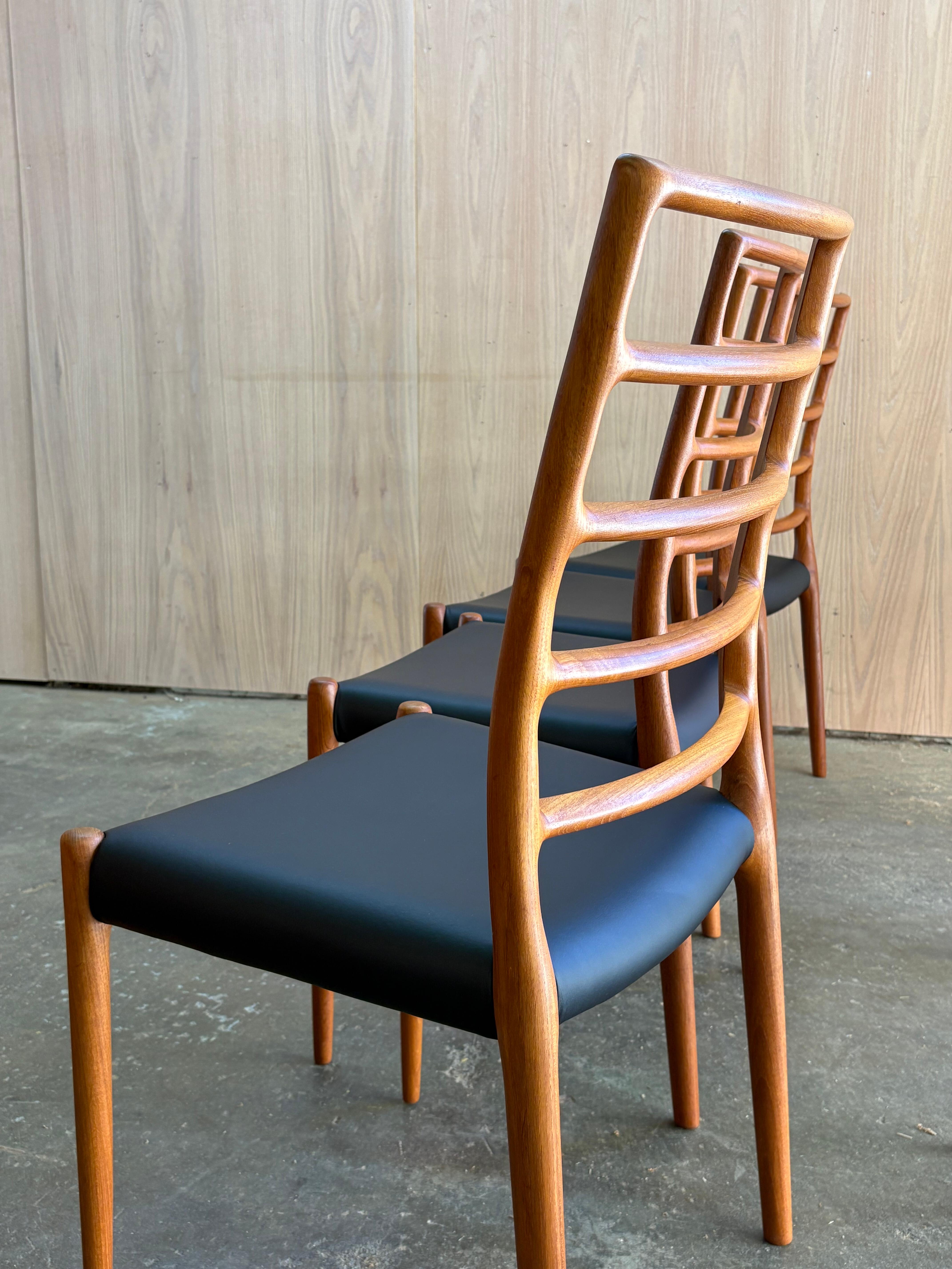 Mid-Century Modern Ensemble de 8 chaises de salle à manger danoises en teck et cuir des années 1970 par Niels Møller en vente