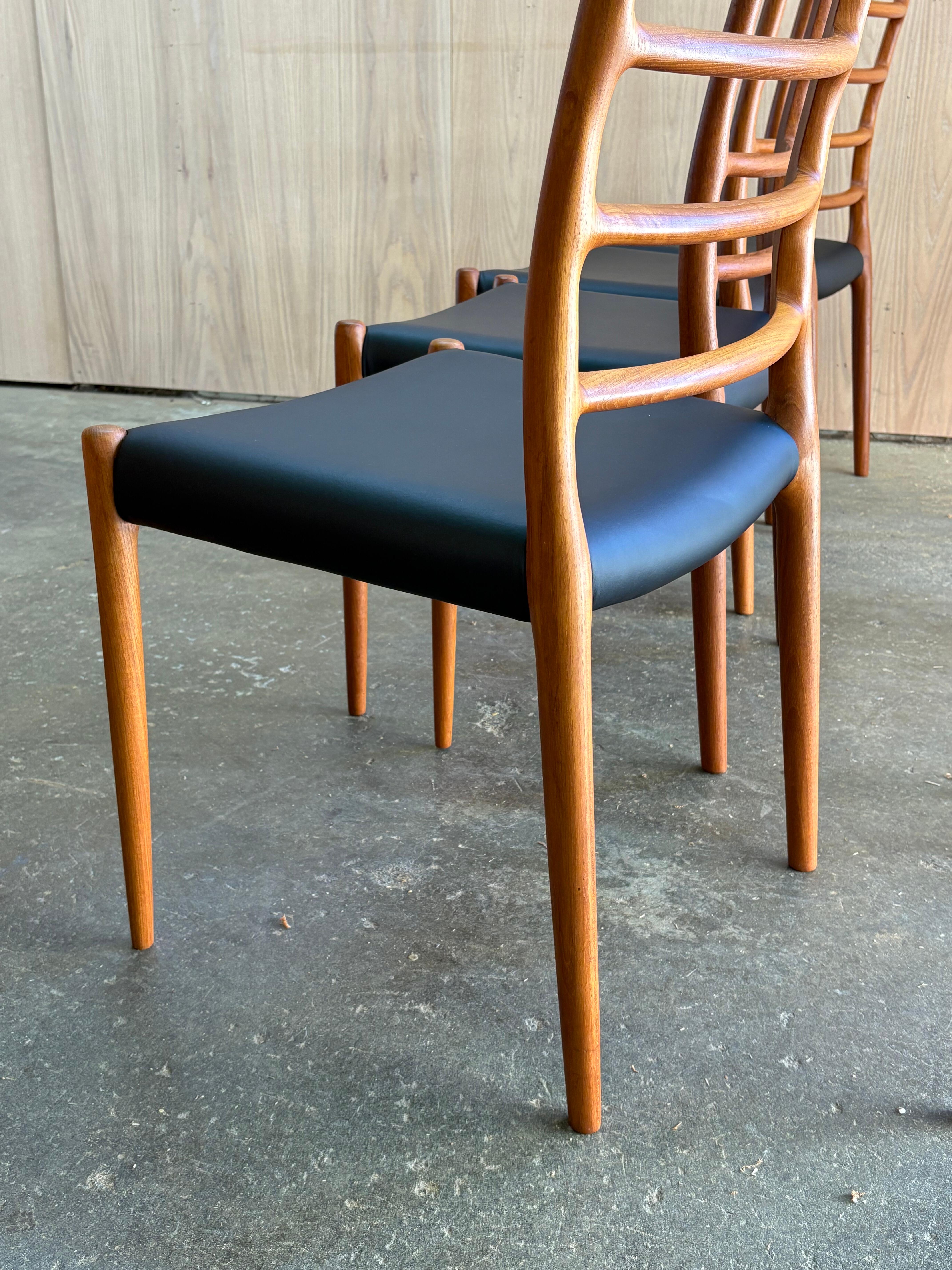 Ensemble de 8 chaises de salle à manger danoises en teck et cuir des années 1970 par Niels Møller Excellent état - En vente à Victoria, BC