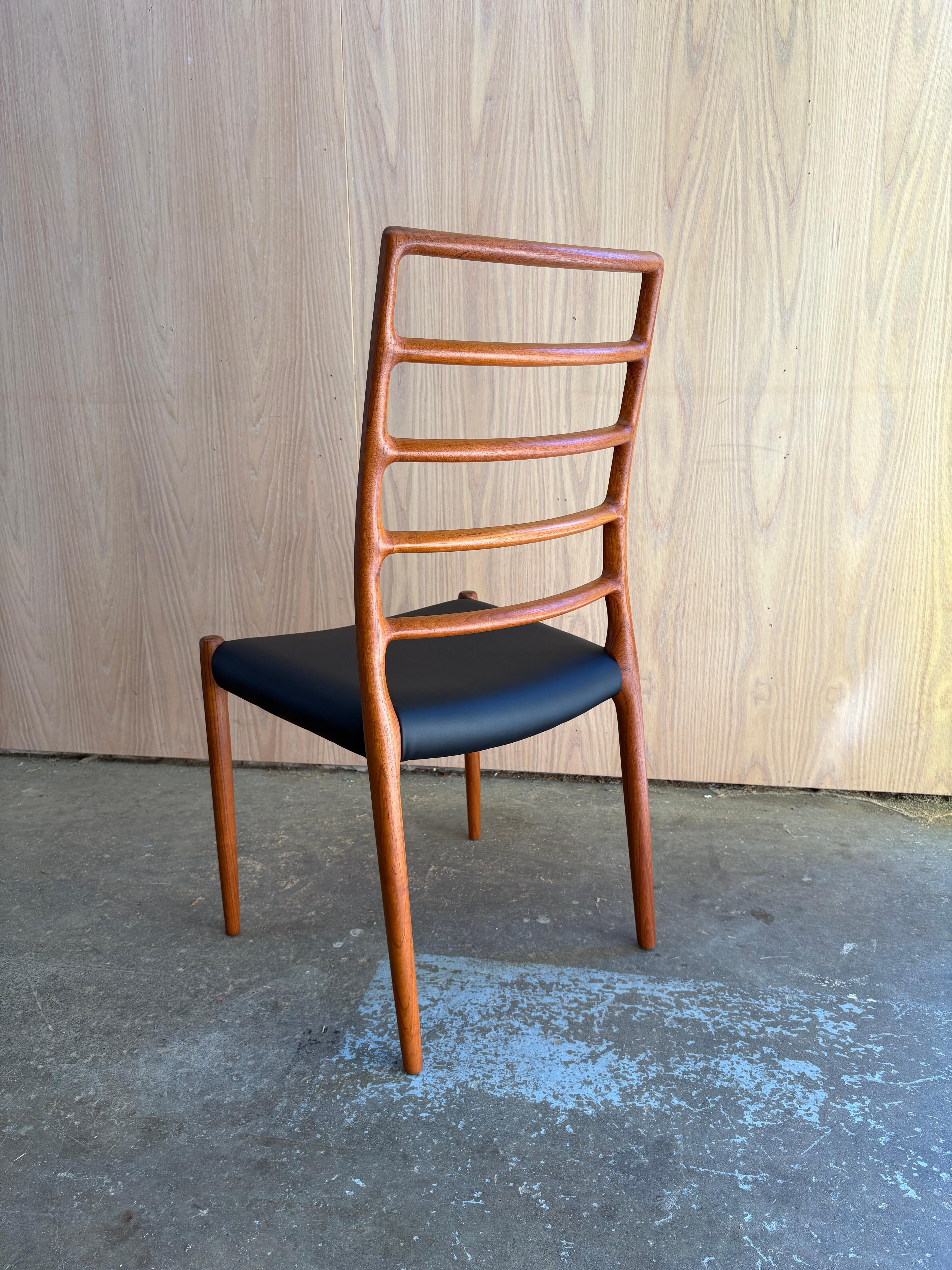 Fin du 20e siècle Ensemble de 8 chaises de salle à manger danoises en teck et cuir des années 1970 par Niels Møller en vente