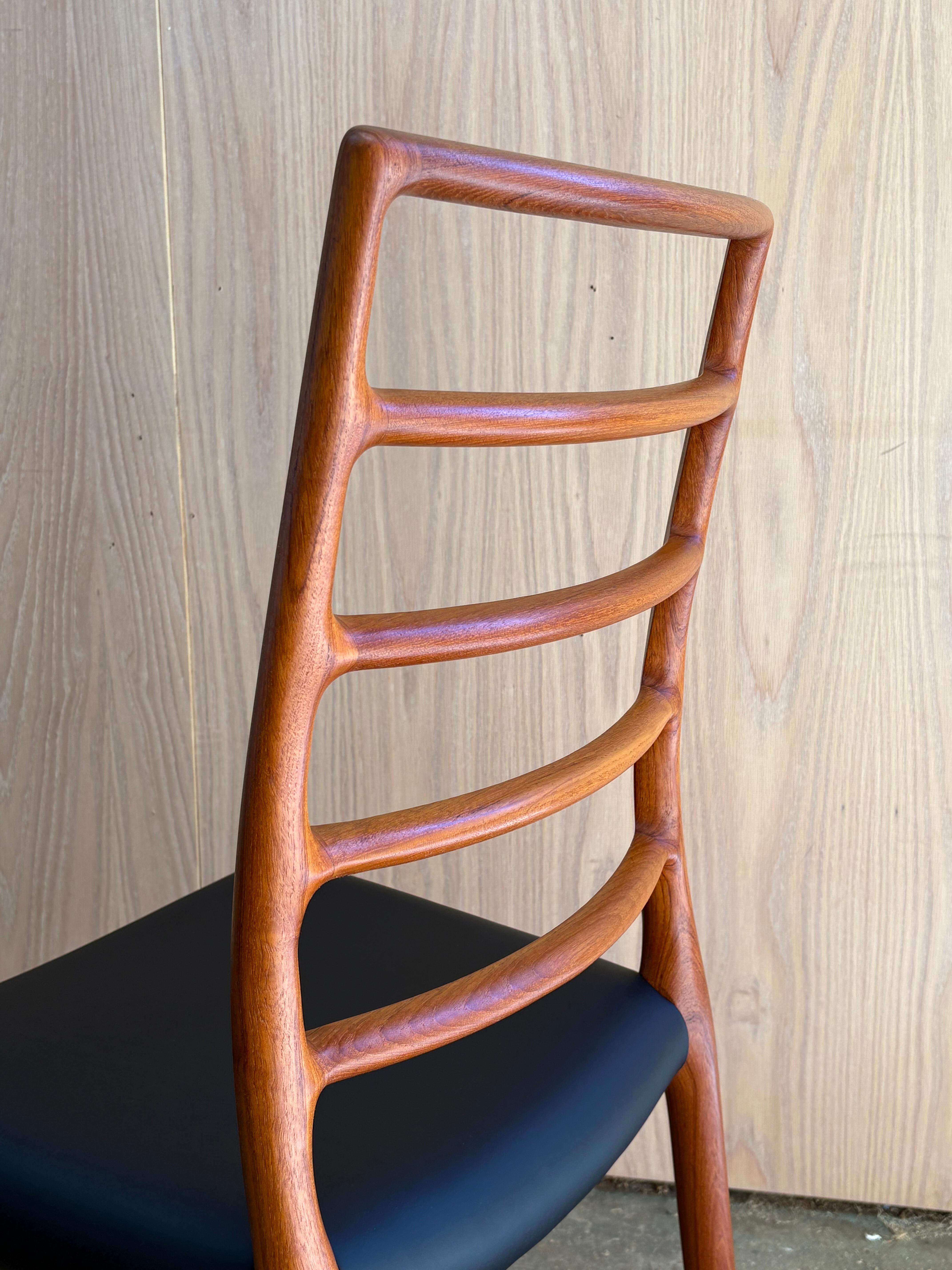 Teck Ensemble de 8 chaises de salle à manger danoises en teck et cuir des années 1970 par Niels Møller en vente