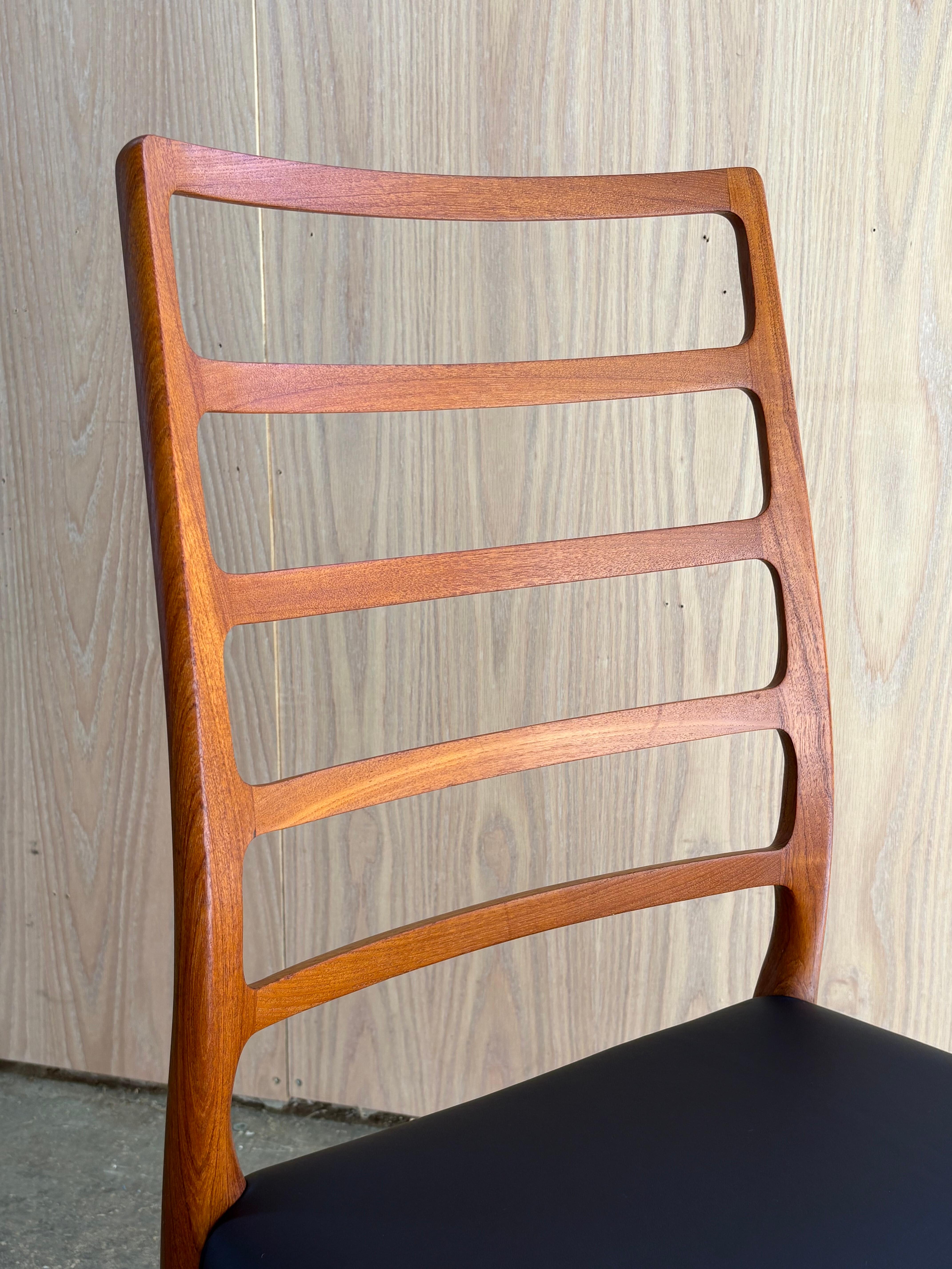 Ensemble de 8 chaises de salle à manger danoises en teck et cuir des années 1970 par Niels Møller en vente 2