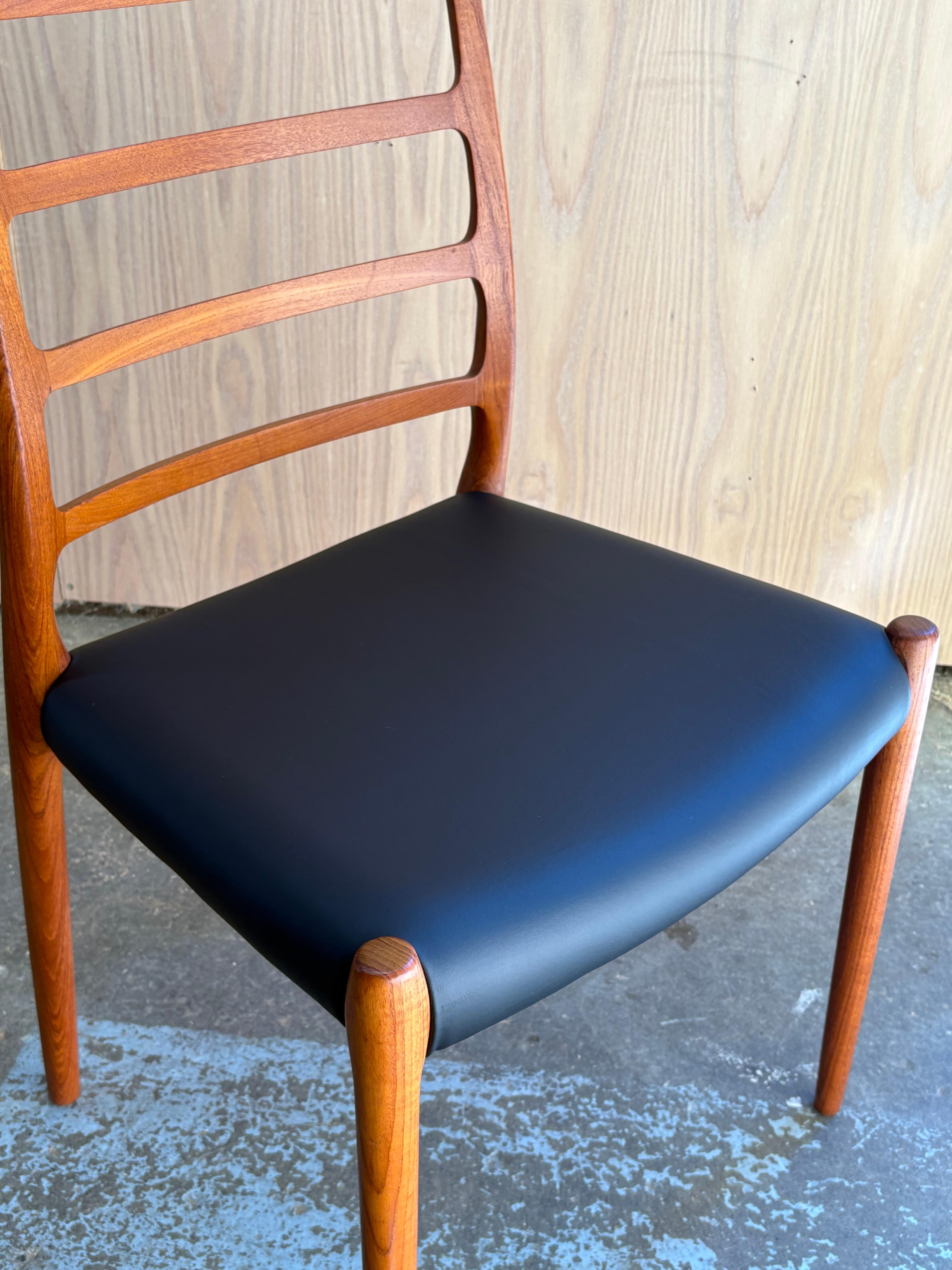 Ensemble de 8 chaises de salle à manger danoises en teck et cuir des années 1970 par Niels Møller en vente 3