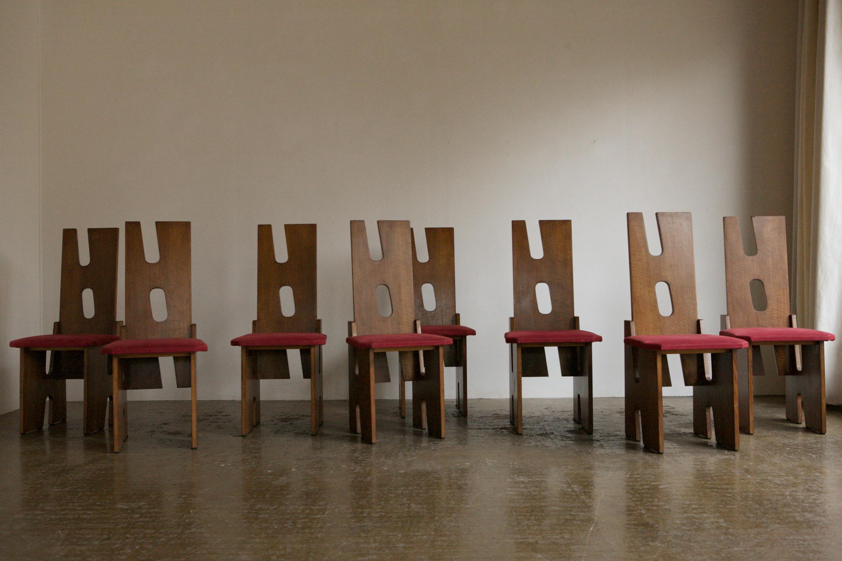 Un ensemble de 8 chaises de salle à manger avec les détails de découpe les plus incroyables. Les dos ont une forme de lame de rasoir qui se retrouve dans les jambes. Les cadres en bois massif sont dotés d'une assise originale en coton rouge. Le prix