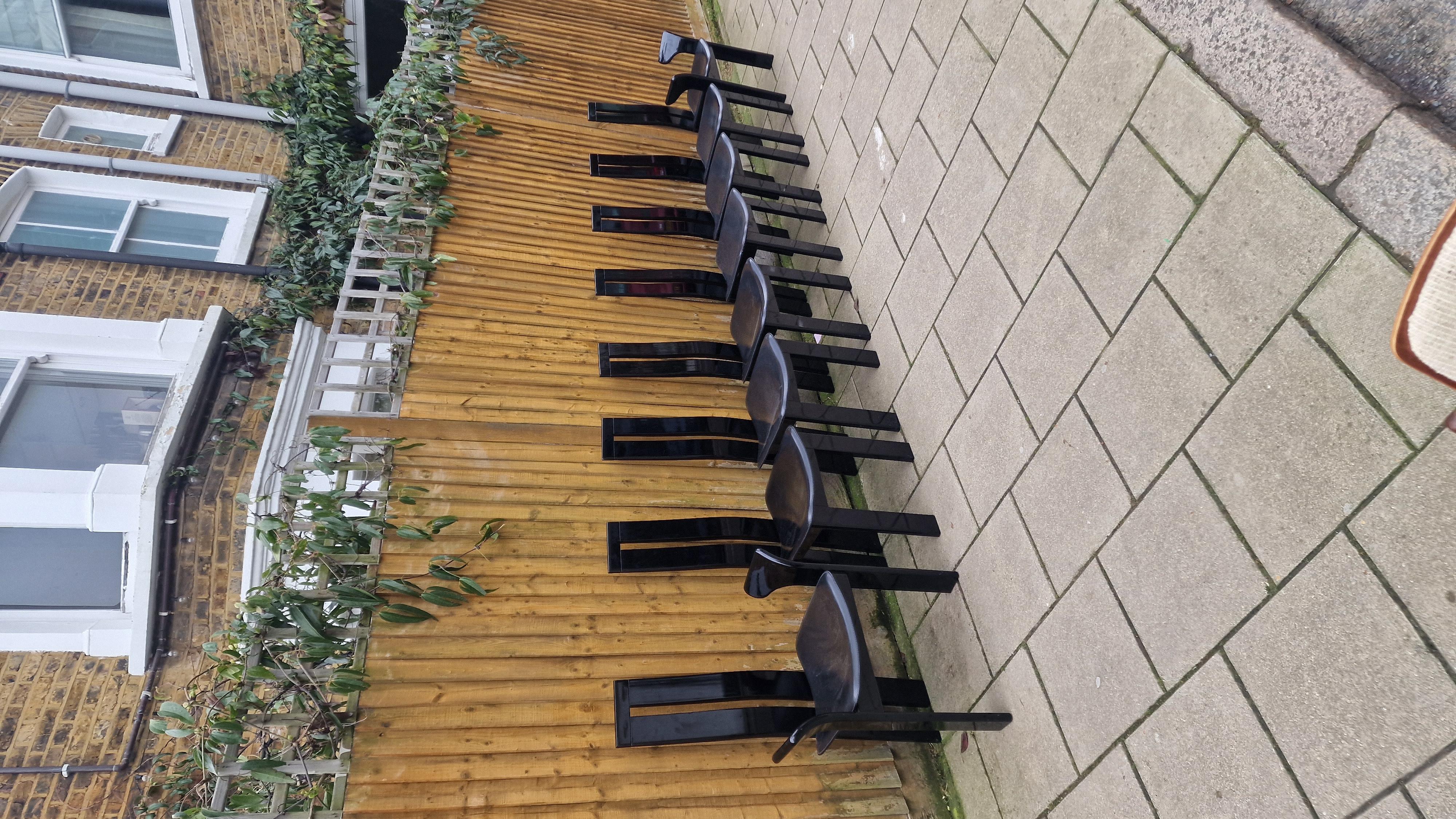 Ensemble de 8 tables de salle à manger avec un cadre laqué noir piano de style sculptural distinctif. 
Pad de siège en cuir.italien des années 1970

