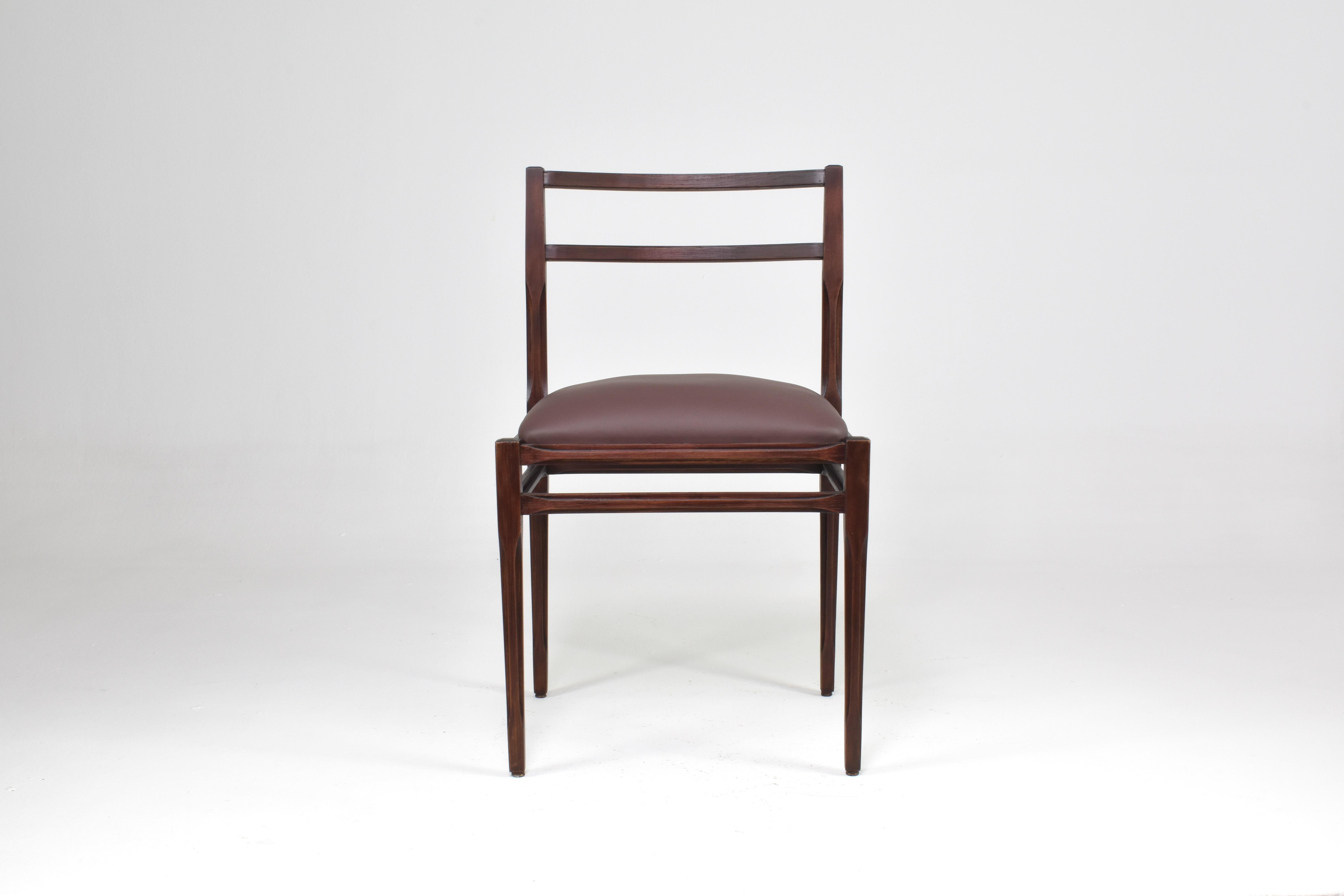 Set of 8 1970s Italian Leather & Wooden Dining Chairs in the Style of Stildomus In Good Condition For Sale In Paris, FR